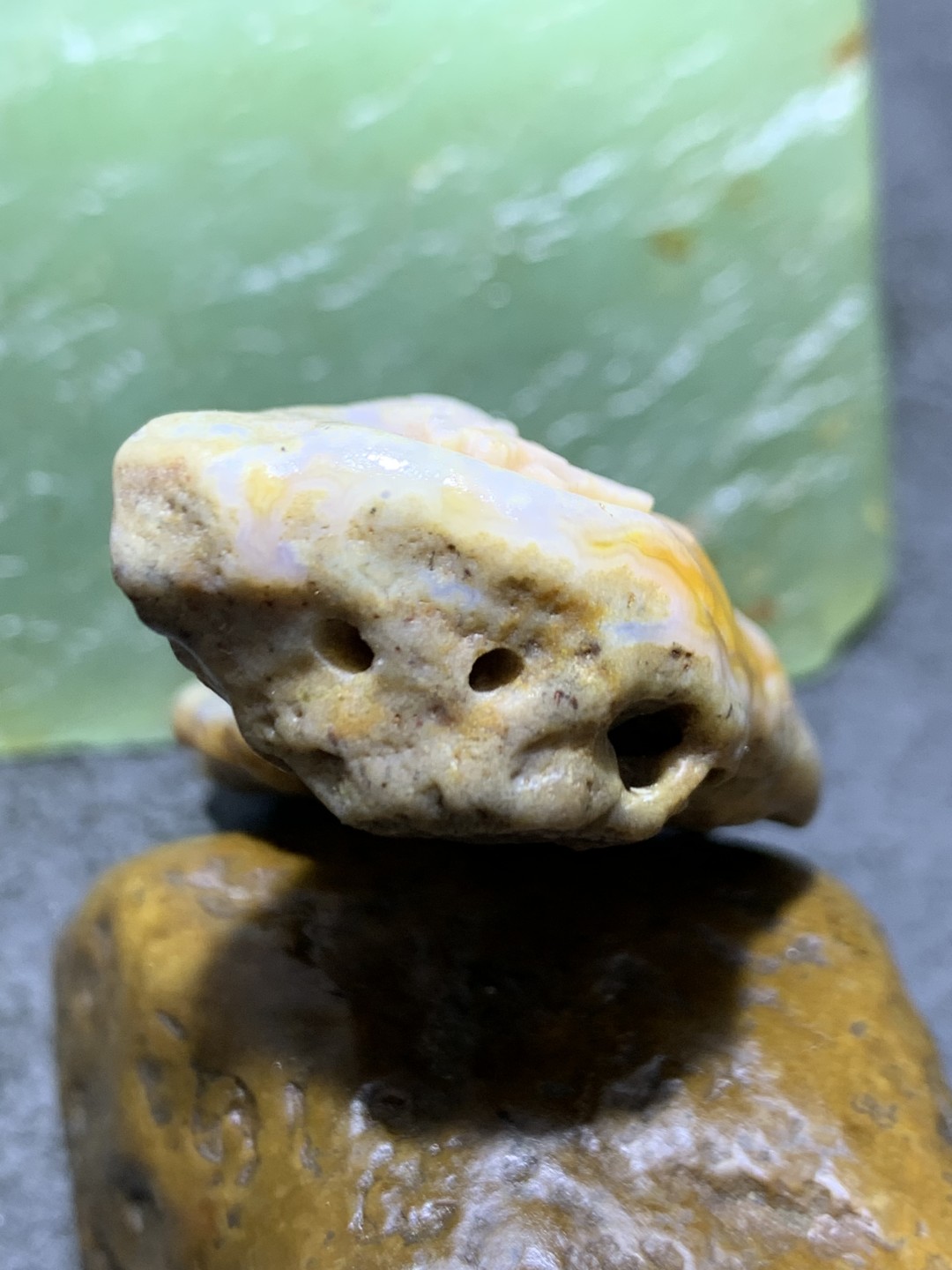 放福利！精美天然原皮孔洞料阿拉善玛瑙原石手工雕刻佛字把件（吊坠）一颗，