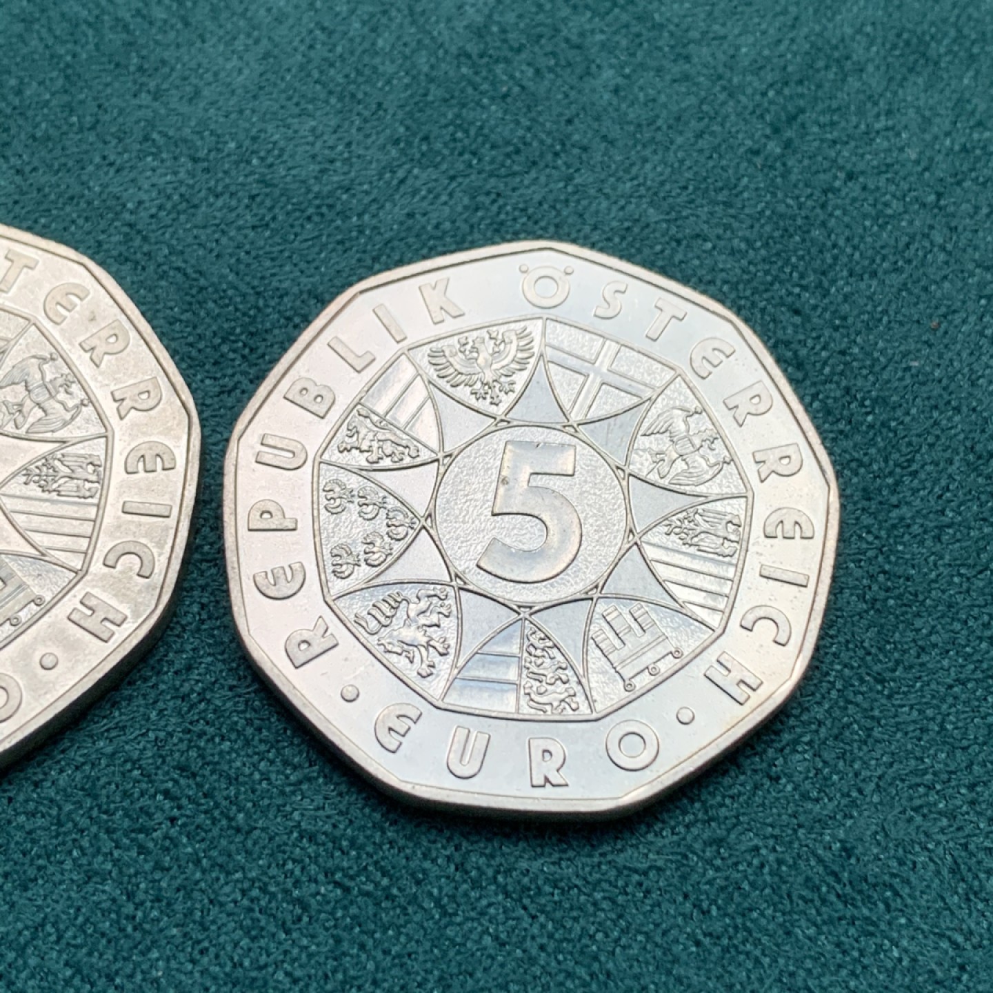 《竞宝斋》第167场-周日，周一，周四 3场 (全场包邮) 2010年奥地利滑雪/滑板5欧元九边形银币，两枚UNC品相