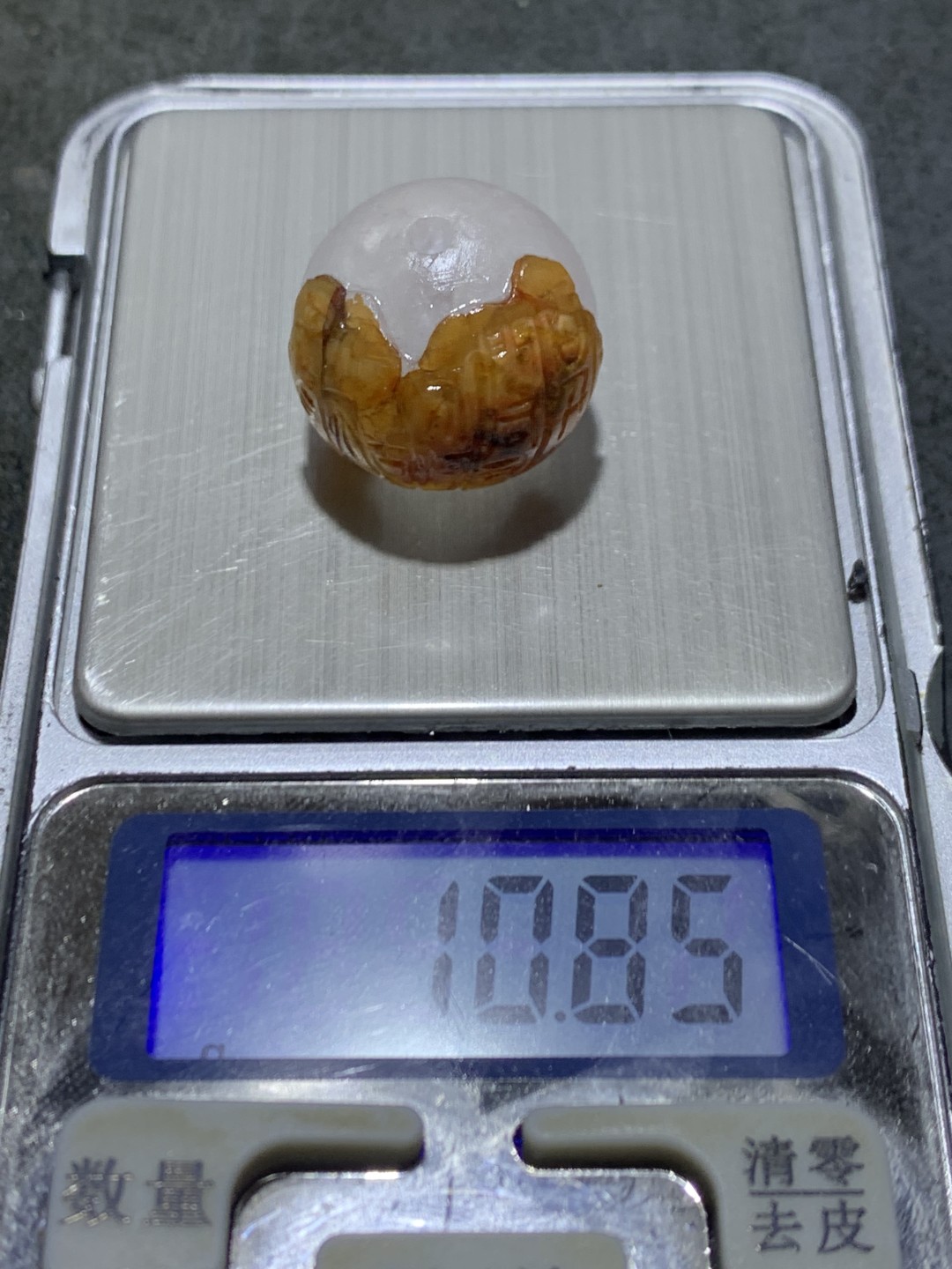 精美亚光冰飘战国红玛瑙手工俏色巧雕仿古竹简残卷圆珠一颗！