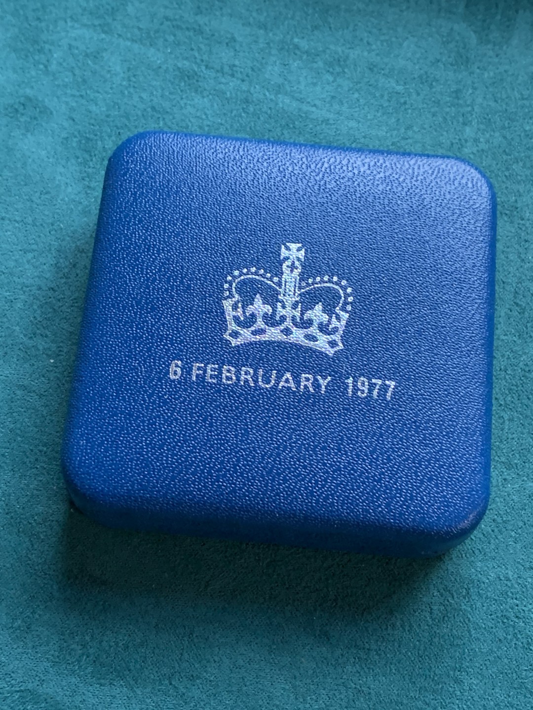 《竞宝斋》第167场-周日，周一，周四 3场 (全场包邮) 英国 1977 伊丽莎白二世 登基纪念 精制克朗 大银币 状态佳 盒套证齐全