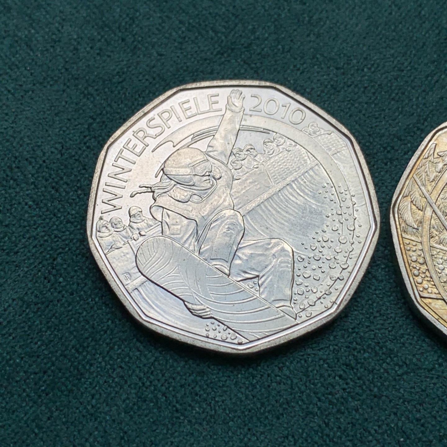《竞宝斋》第167场-周日，周一，周四 3场 (全场包邮) 2010年奥地利滑雪/滑板5欧元九边形银币，两枚UNC品相
