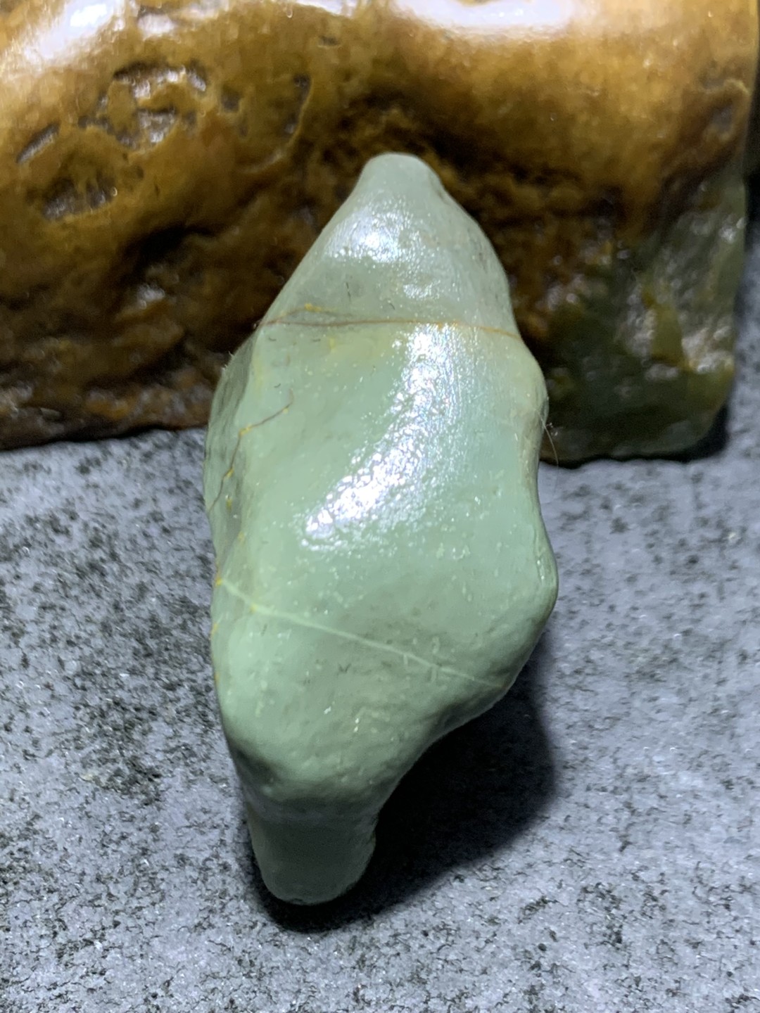 精美戈壁绿碧玉手工雕刻悟字把件（吊坠)一个！
