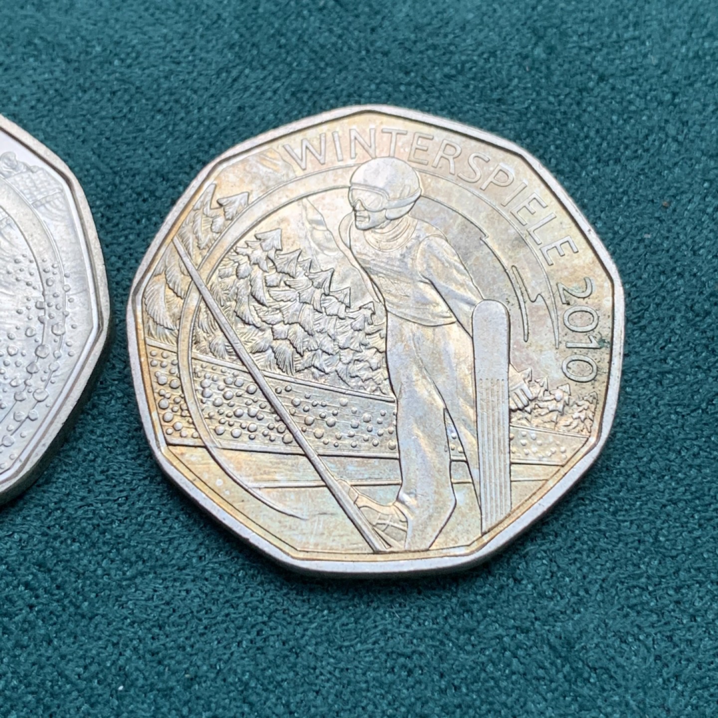 《竞宝斋》第167场-周日，周一，周四 3场 (全场包邮) 2010年奥地利滑雪/滑板5欧元九边形银币，两枚UNC品相