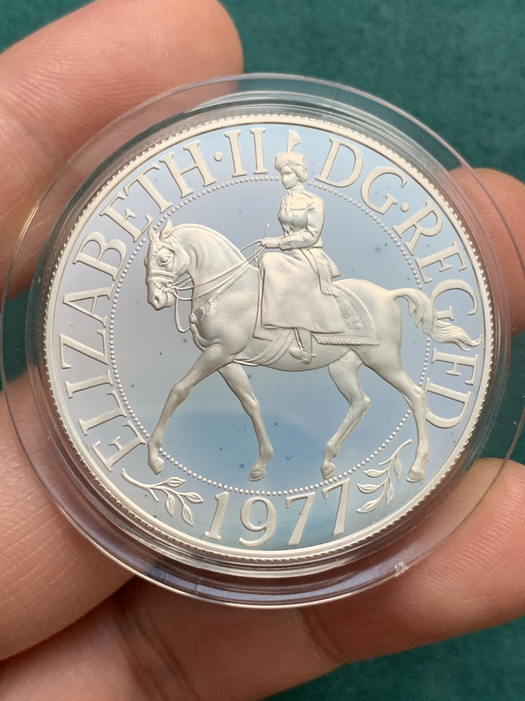 《竞宝斋》第167场-周日，周一，周四 3场 (全场包邮) 英国 1977 伊丽莎白二世 登基纪念 精制克朗 大银币 状态佳 盒套证齐全