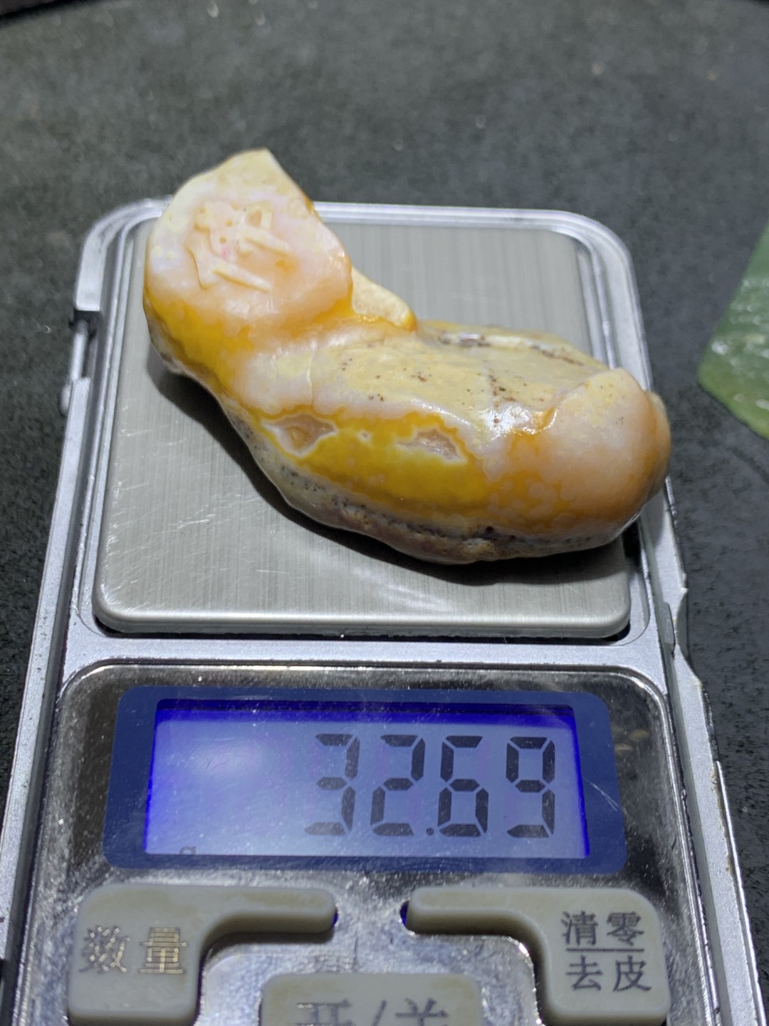 放福利！精美天然原皮孔洞料阿拉善玛瑙原石手工雕刻佛字把件（吊坠）一颗，