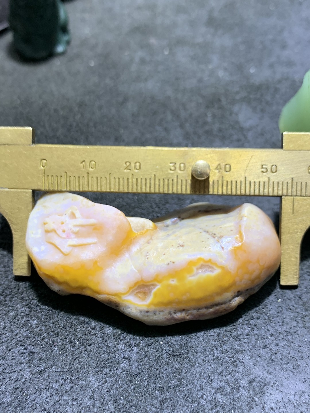 放福利！精美天然原皮孔洞料阿拉善玛瑙原石手工雕刻佛字把件（吊坠）一颗，