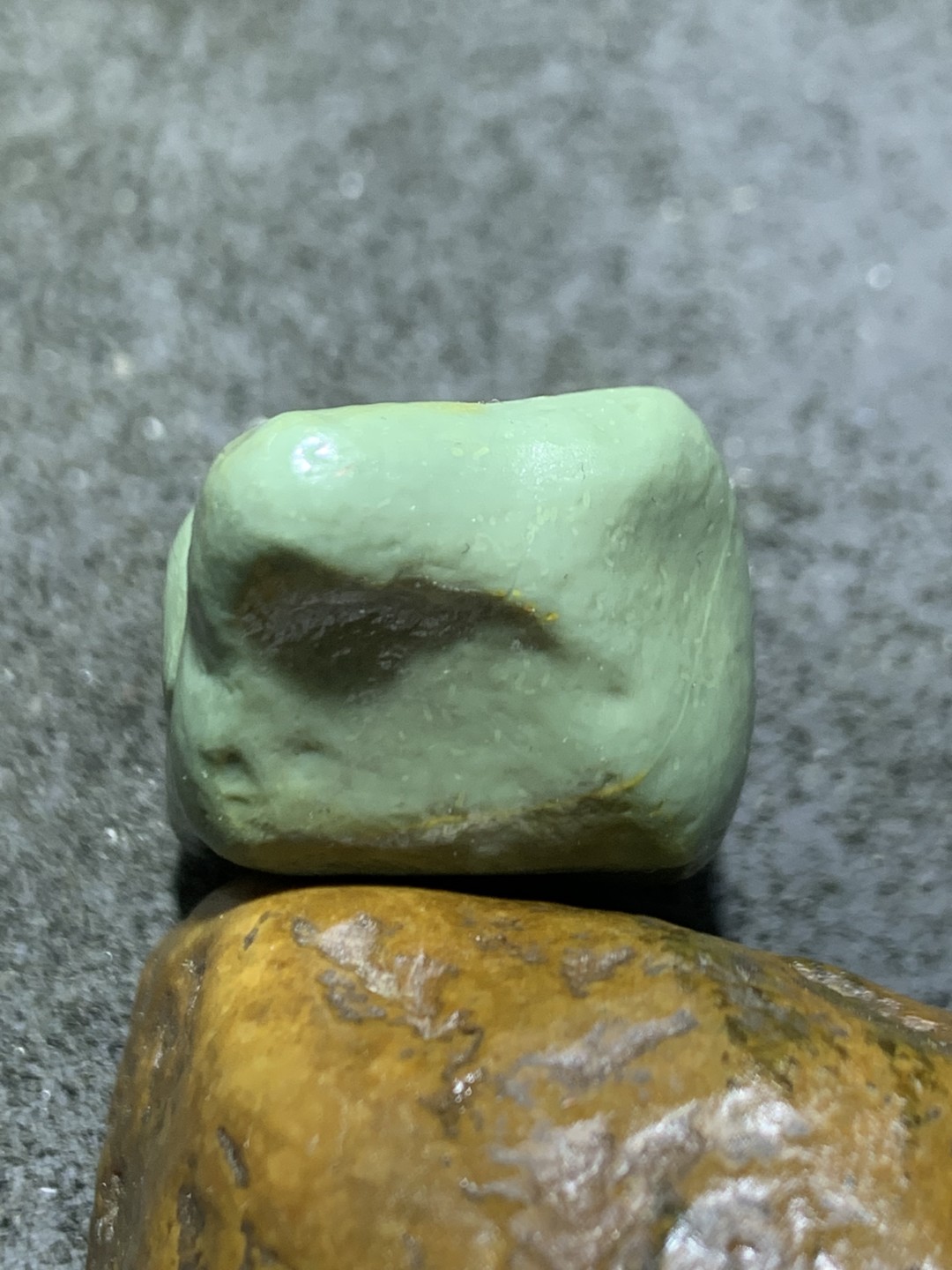 精美戈壁绿碧玉手工雕刻悟字把件（吊坠)一个！