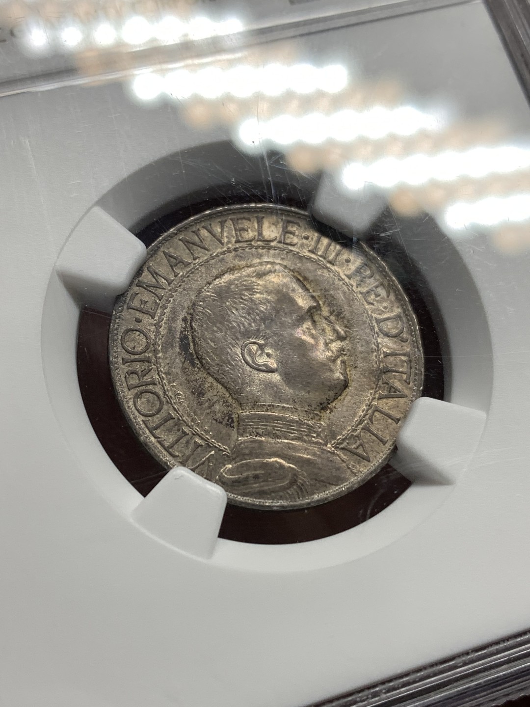 《竞宝斋》第167场-周日，周一，周四 3场 (全场包邮) NGC-AU58 意大利 1913R 1里拉马车 双面紫色老包浆 圈版少见