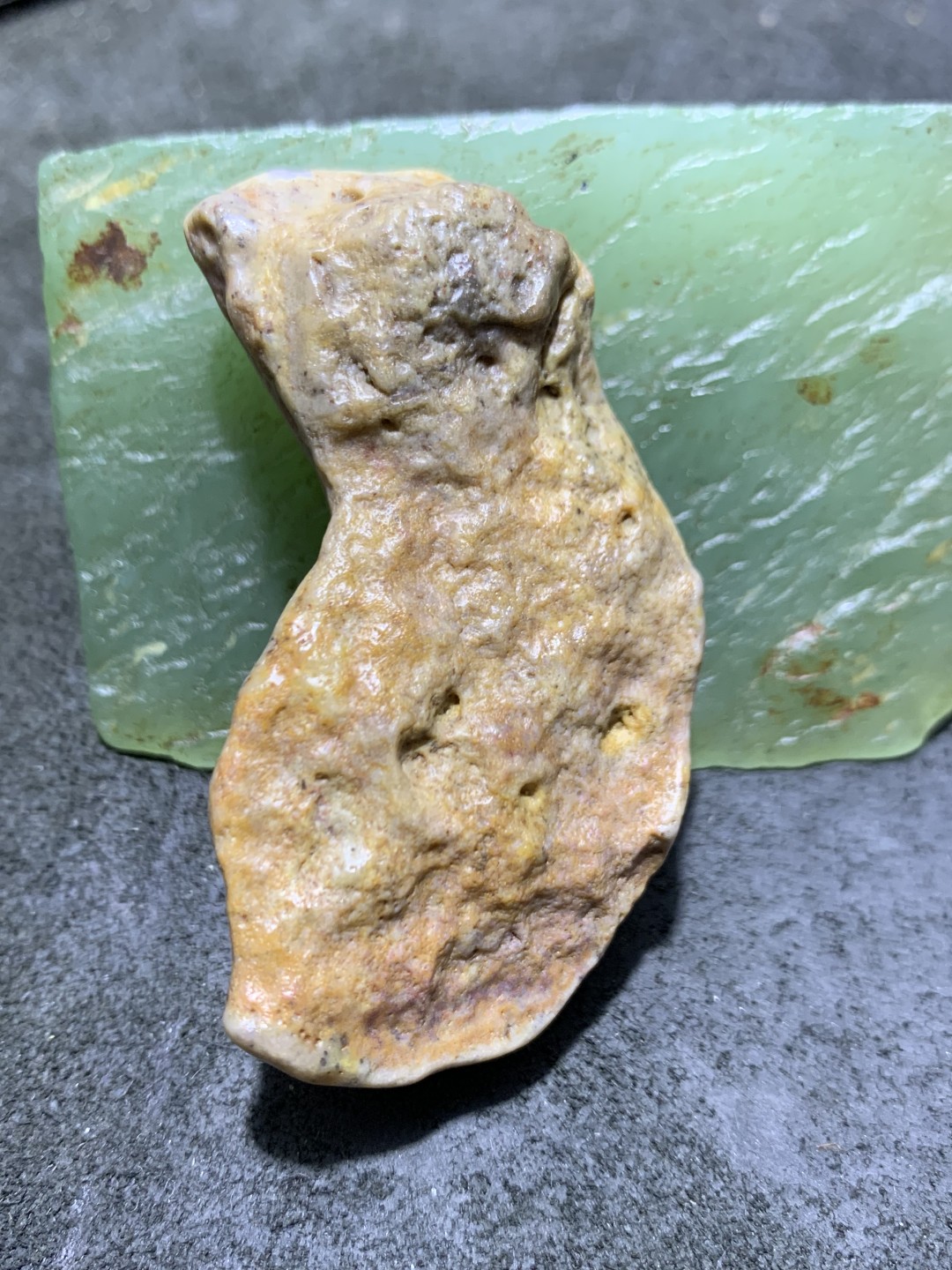 放福利！精美天然原皮孔洞料阿拉善玛瑙原石手工雕刻佛字把件（吊坠）一颗，