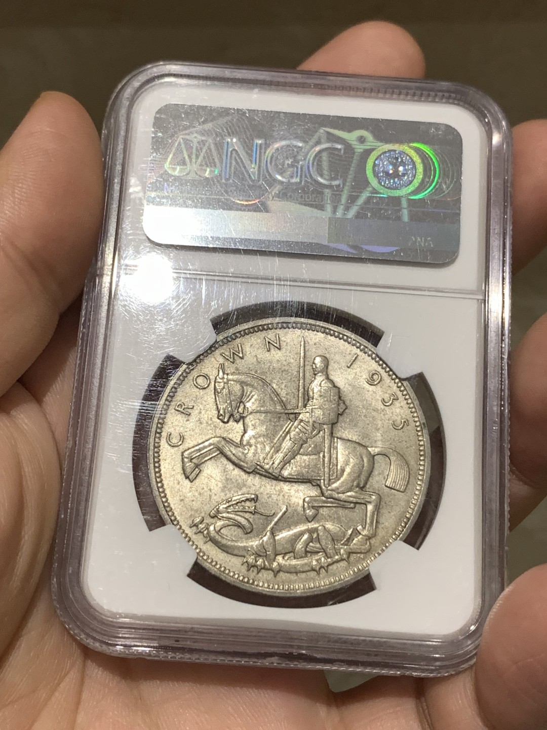 《竞宝斋》第167场-周日，周一，周四 3场 (全场包邮) 高级分数 NGC-MS65 英国 1935年木马剑克朗银币 铁灰色欧洲包浆 65分已经很难了