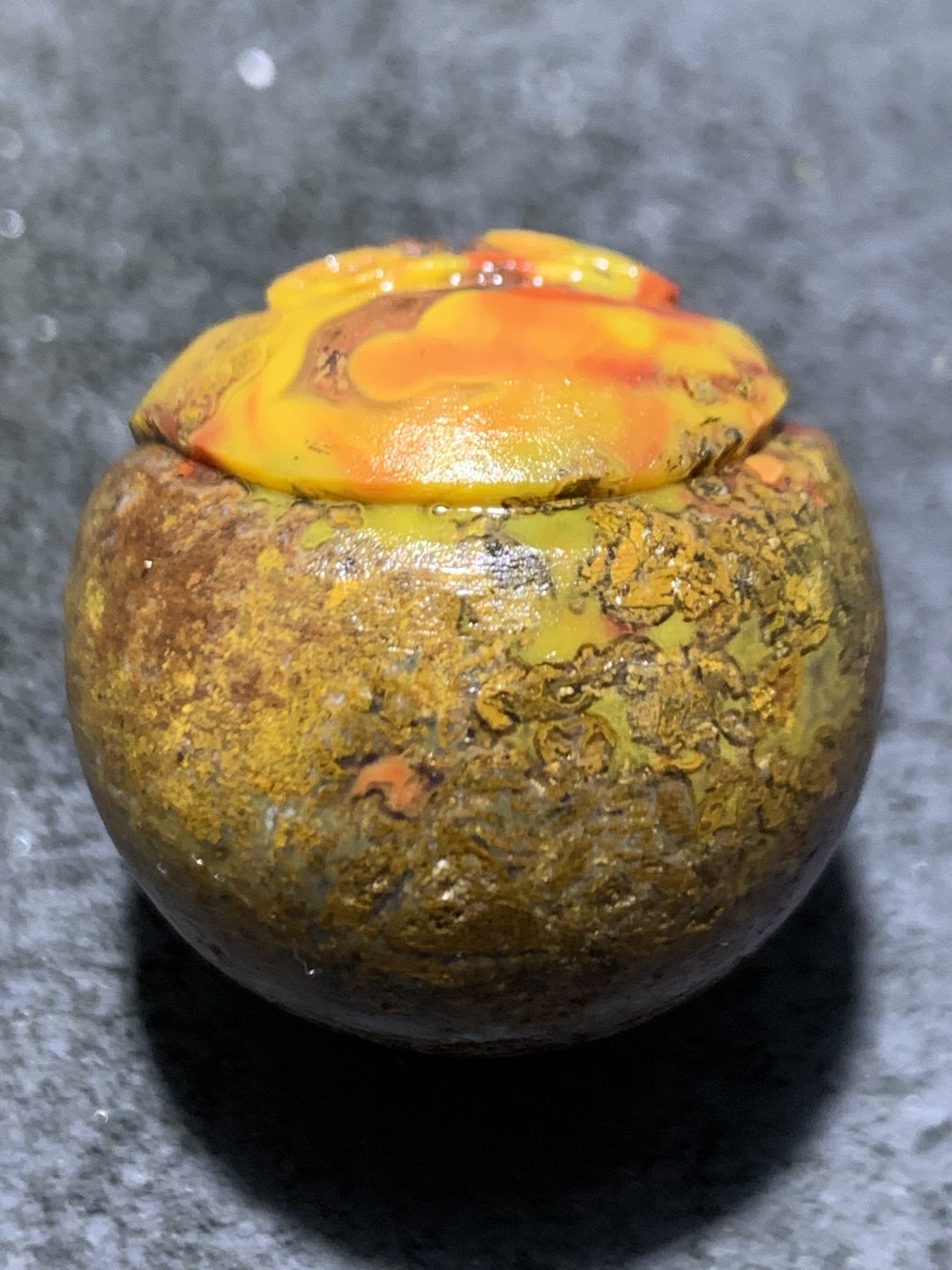 精美草花纹战国红玛瑙手工俏色巧雕无相佛意境珠一颗！