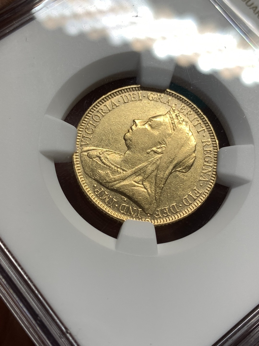 《竞宝斋》第167场-周日，周一，周四 3场 (全场包邮) NGC AU 英国 1893年 维多利亚 披纱版 1索维林马剑金币 8克金