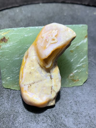 放福利！精美天然原皮孔洞料阿拉善玛瑙原石手工雕刻佛字把件（吊坠）一颗， - 放福利！精美天然原皮孔洞料阿拉善玛瑙原石手工雕刻佛字把件（吊坠）一颗，