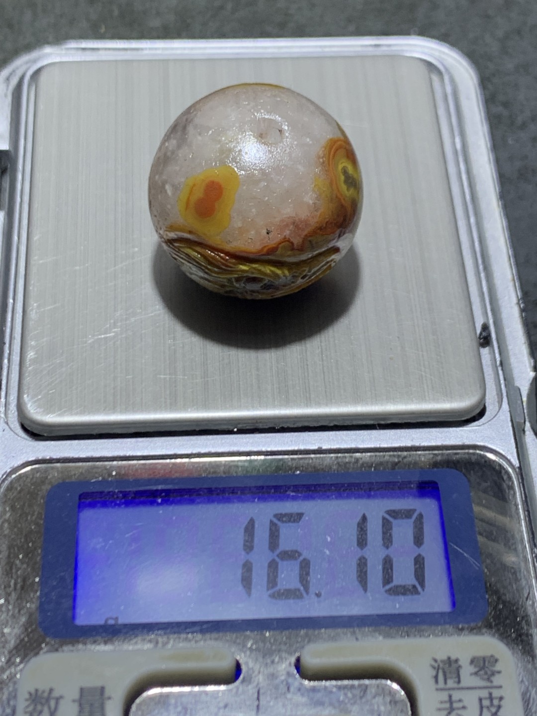 精美亚光草花纹战国红玛瑙手工俏色巧雕鹰珠子一颗！
