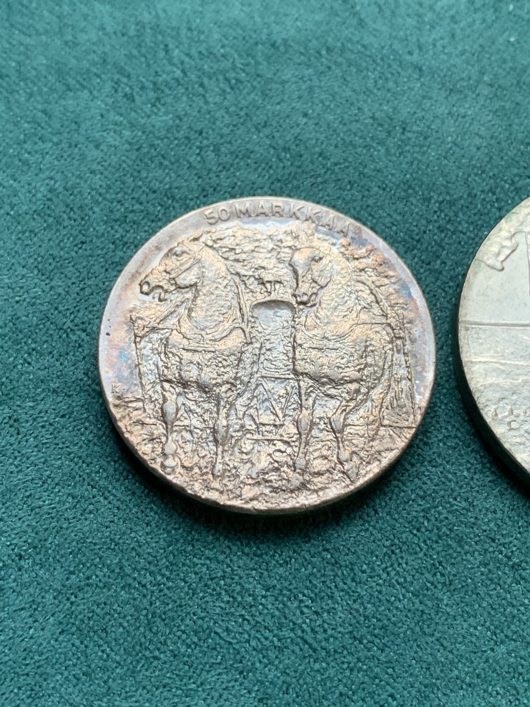 《竞宝斋》第167场-周日，周一，周四 3场 (全场包邮) 芬兰总理吉科宁银币2个，总重43.43克，带蓝色原封皮套和说明书