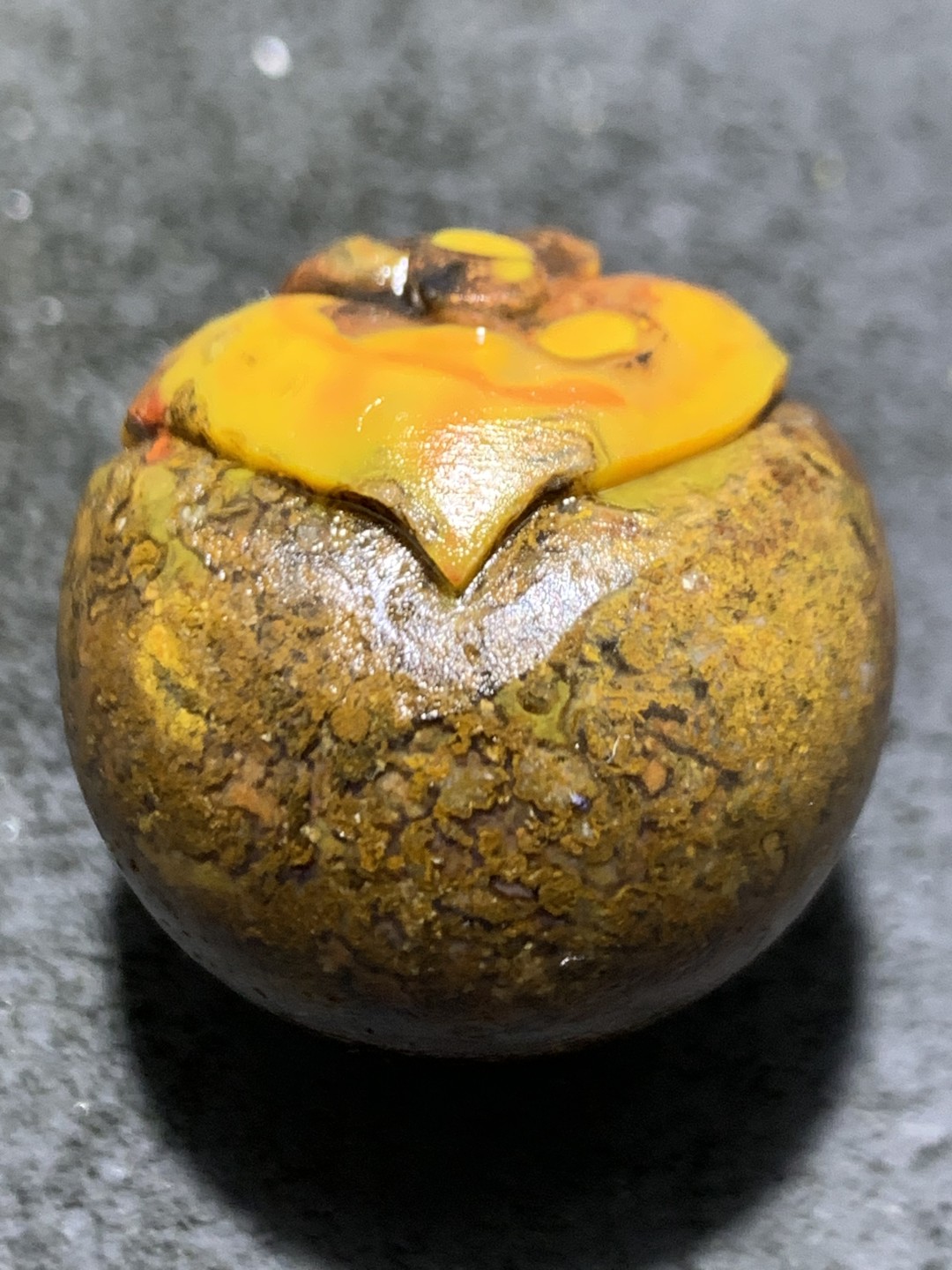 精美草花纹战国红玛瑙手工俏色巧雕无相佛意境珠一颗！