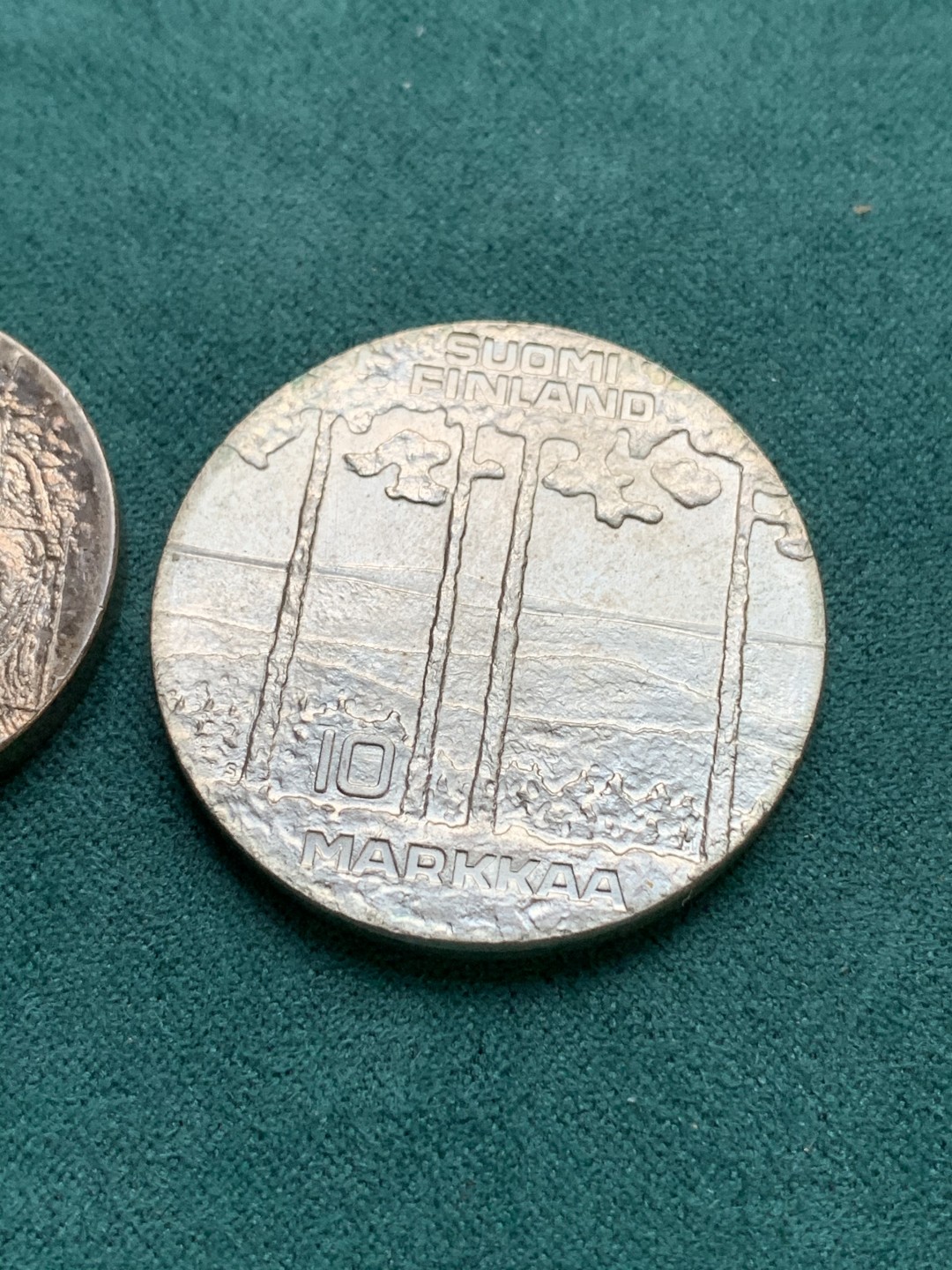 《竞宝斋》第167场-周日，周一，周四 3场 (全场包邮) 芬兰总理吉科宁银币2个，总重43.43克，带蓝色原封皮套和说明书