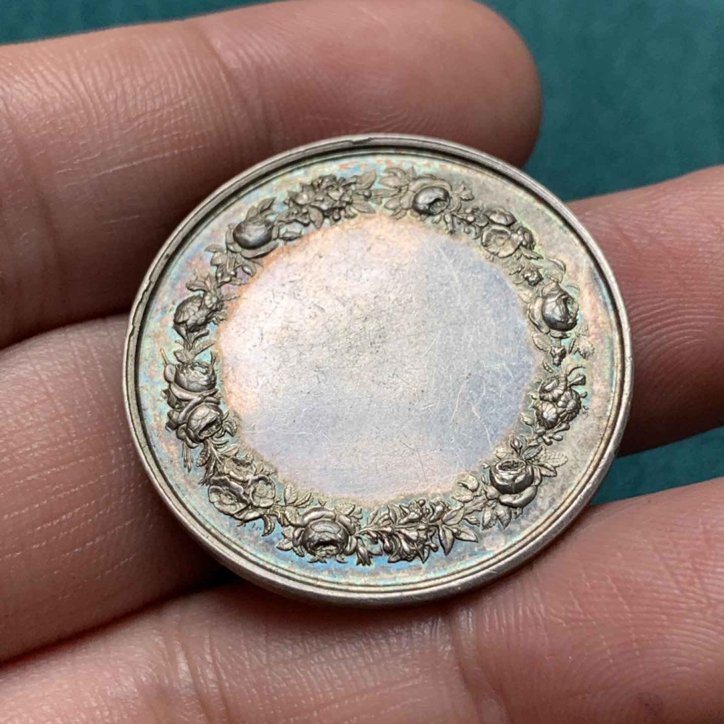 《竞宝斋》第167场-周日，周一，周四 3场 (全场包邮) 法国19世纪婚章银，图案宝石蓝包浆，空白原背，边铭蜜蜂AR，重13.98g直径32mm