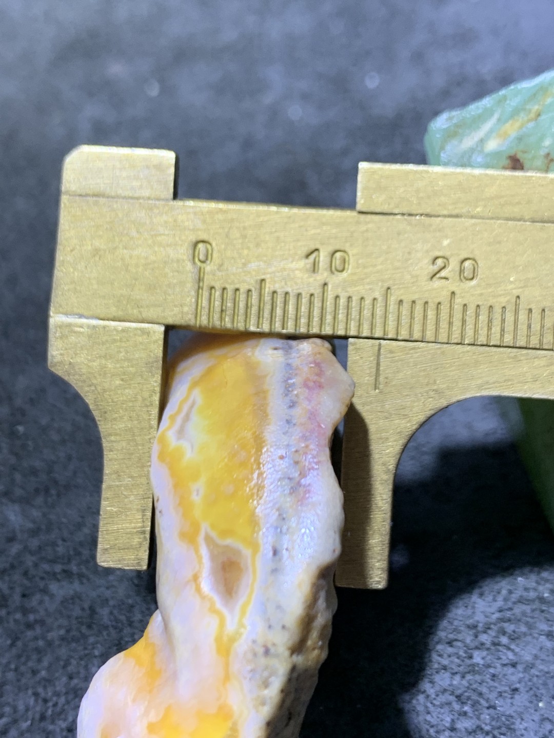 放福利！精美天然原皮孔洞料阿拉善玛瑙原石手工雕刻佛字把件（吊坠）一颗，