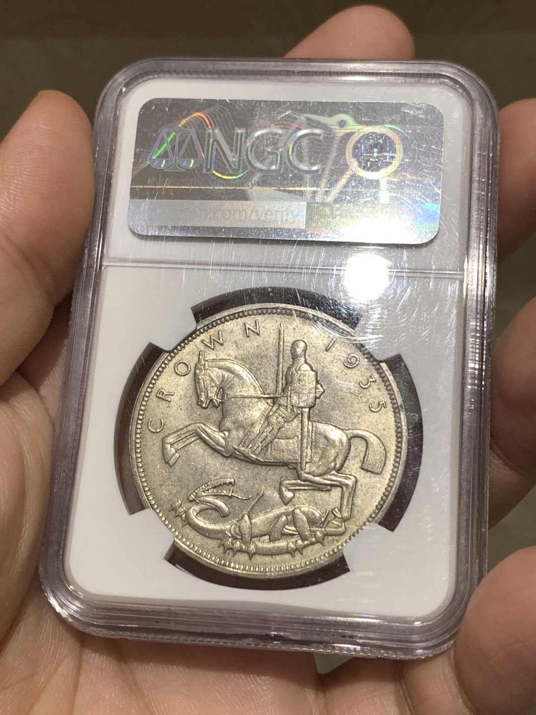 《竞宝斋》第167场-周日，周一，周四 3场 (全场包邮) 高级分数 NGC-MS65 英国 1935年木马剑克朗银币 铁灰色欧洲包浆 65分已经很难了