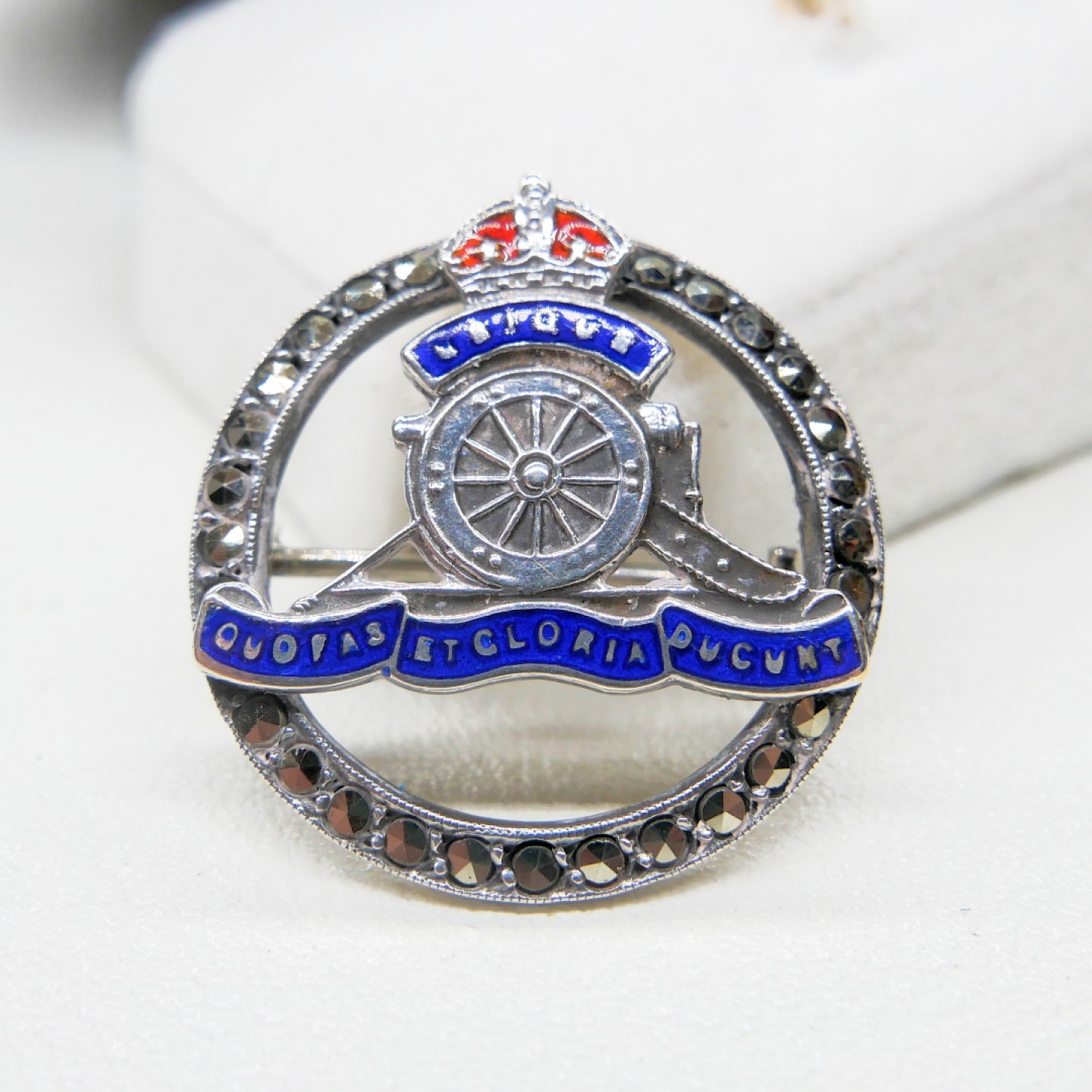 勋章奖章交易所2023.5.28群拍 英国皇家炮兵胸针，银质嵌宝