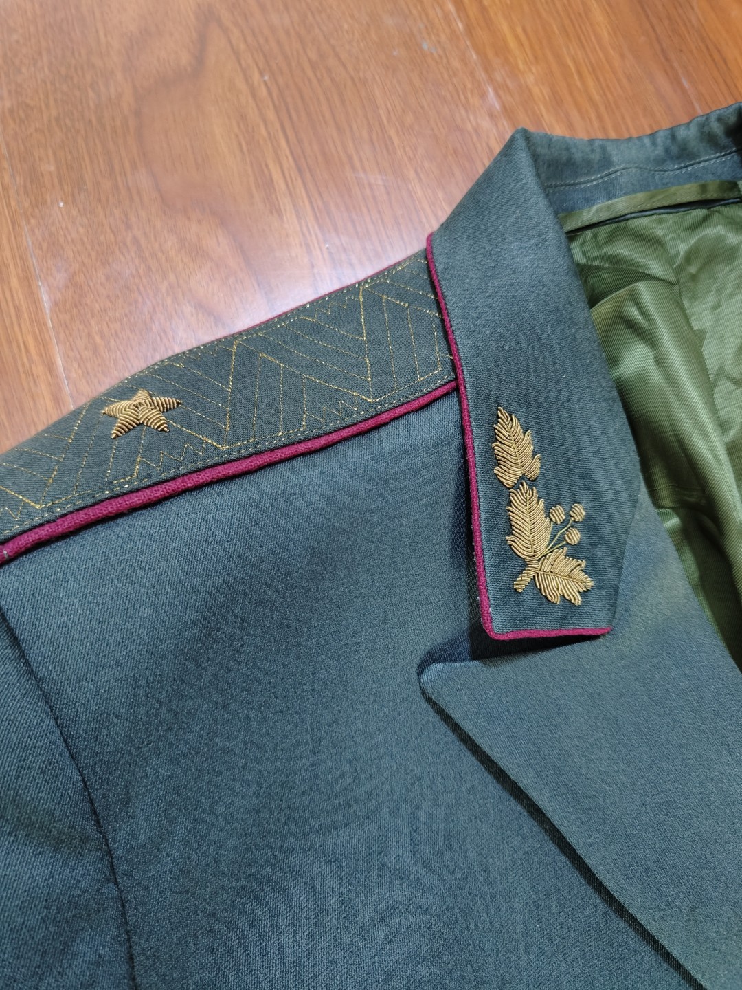 全场0元起拍 第59期 咸鱼国勋章拍卖专场 5月28日（周日）下午6：00开始 乌克兰95条例早期将官常服 胸围123 肩宽54 衣长81 袖长64