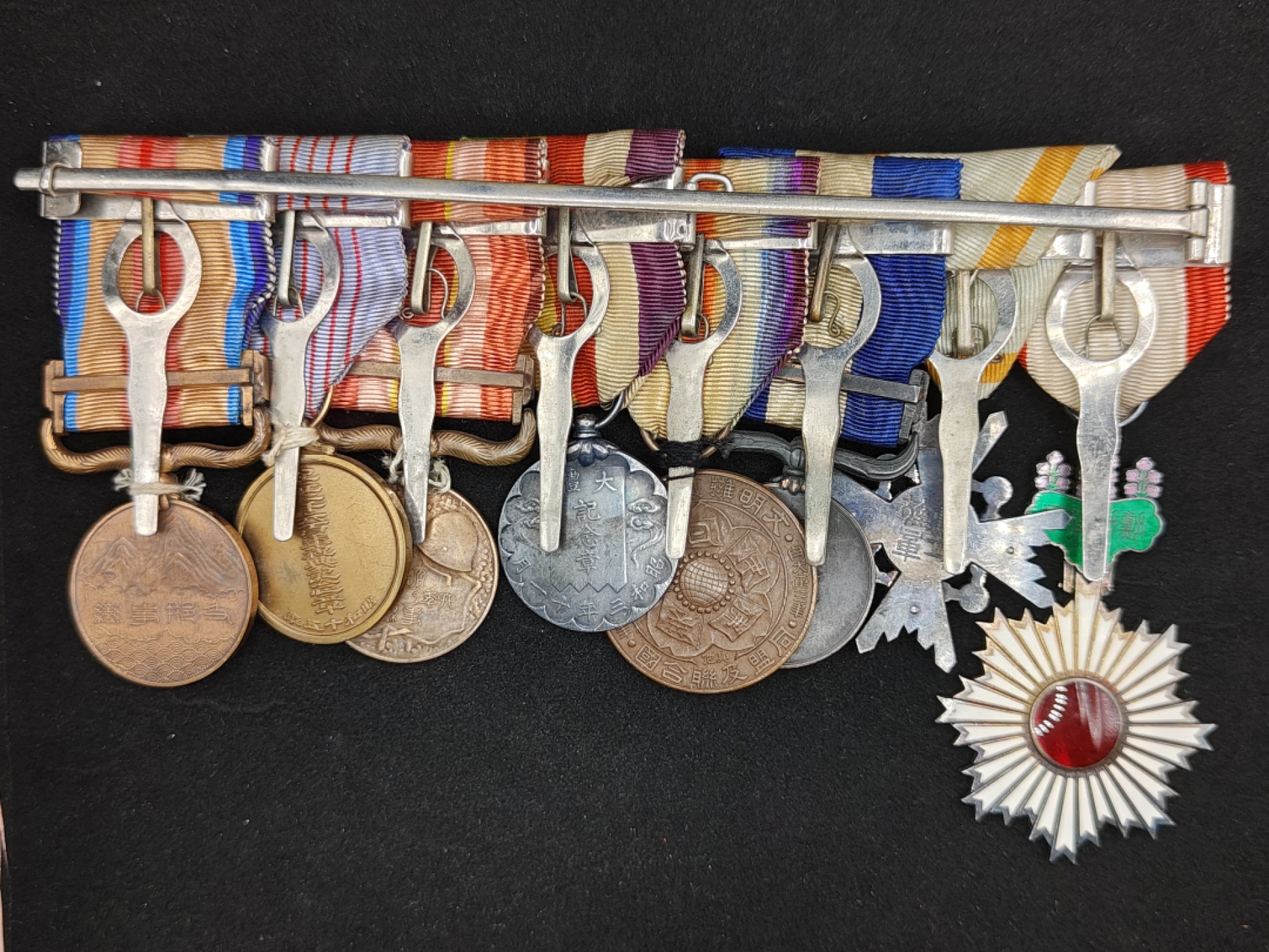 全场0元起拍 第59期 咸鱼国勋章拍卖专场 5月28日（周日）下午6：00开始 日本勋章八连挂