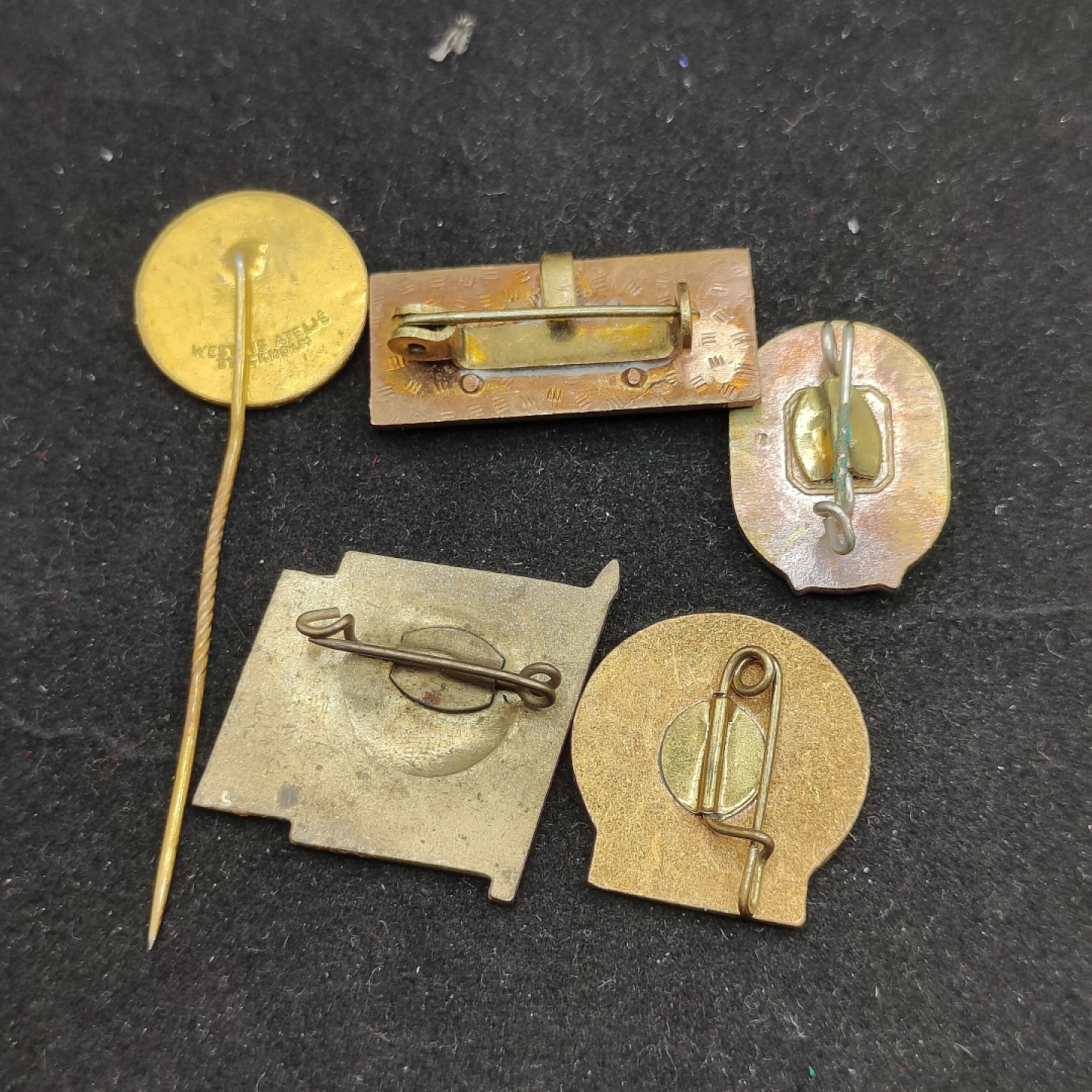 全场0元起拍 第59期 咸鱼国勋章拍卖专场 5月28日（周日）下午6：00开始 东德徽章一组