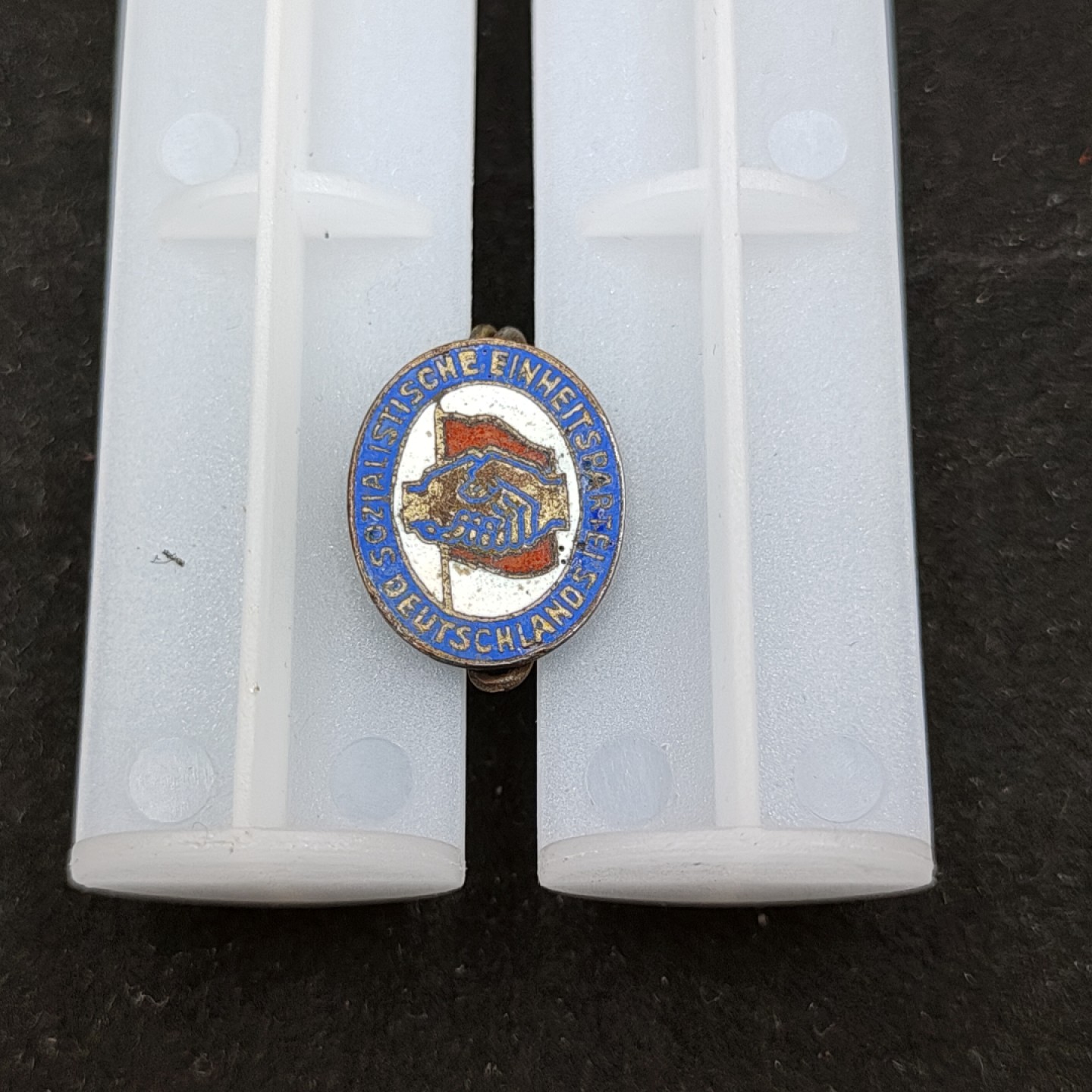 全场0元起拍 第59期 咸鱼国勋章拍卖专场 5月28日（周日）下午6：00开始 东德sed社会统一党党徽 早期珐琅版