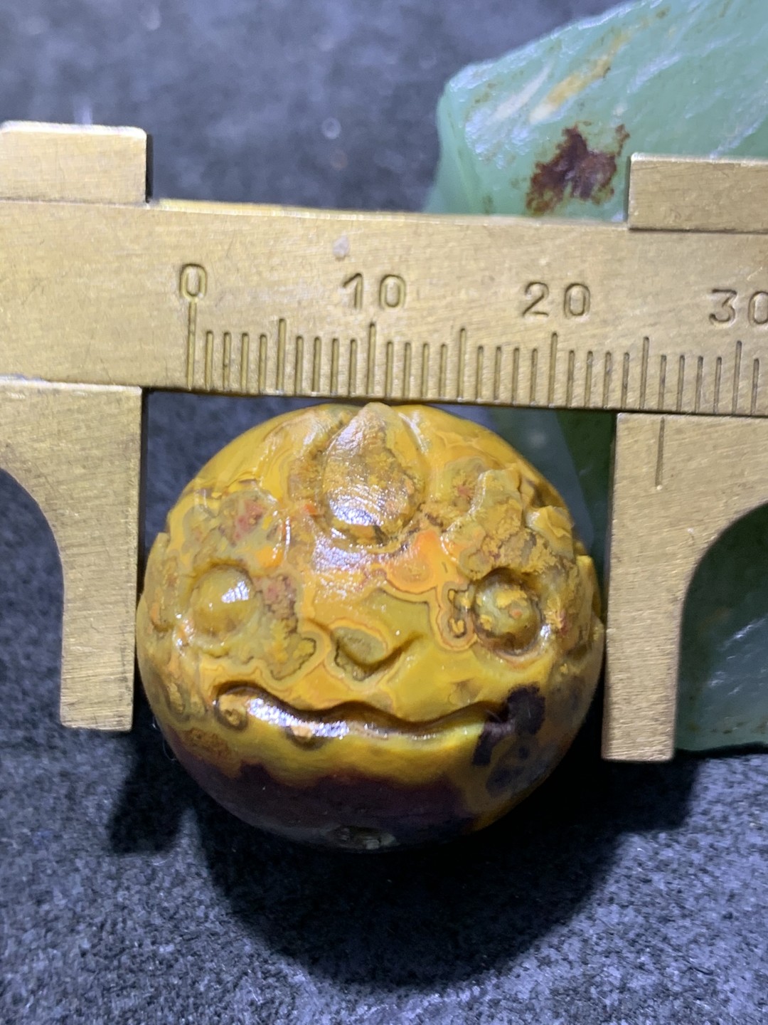精美草花纹战国红玛瑙亚光雕刻呆萌兽首圆珠一颗！
