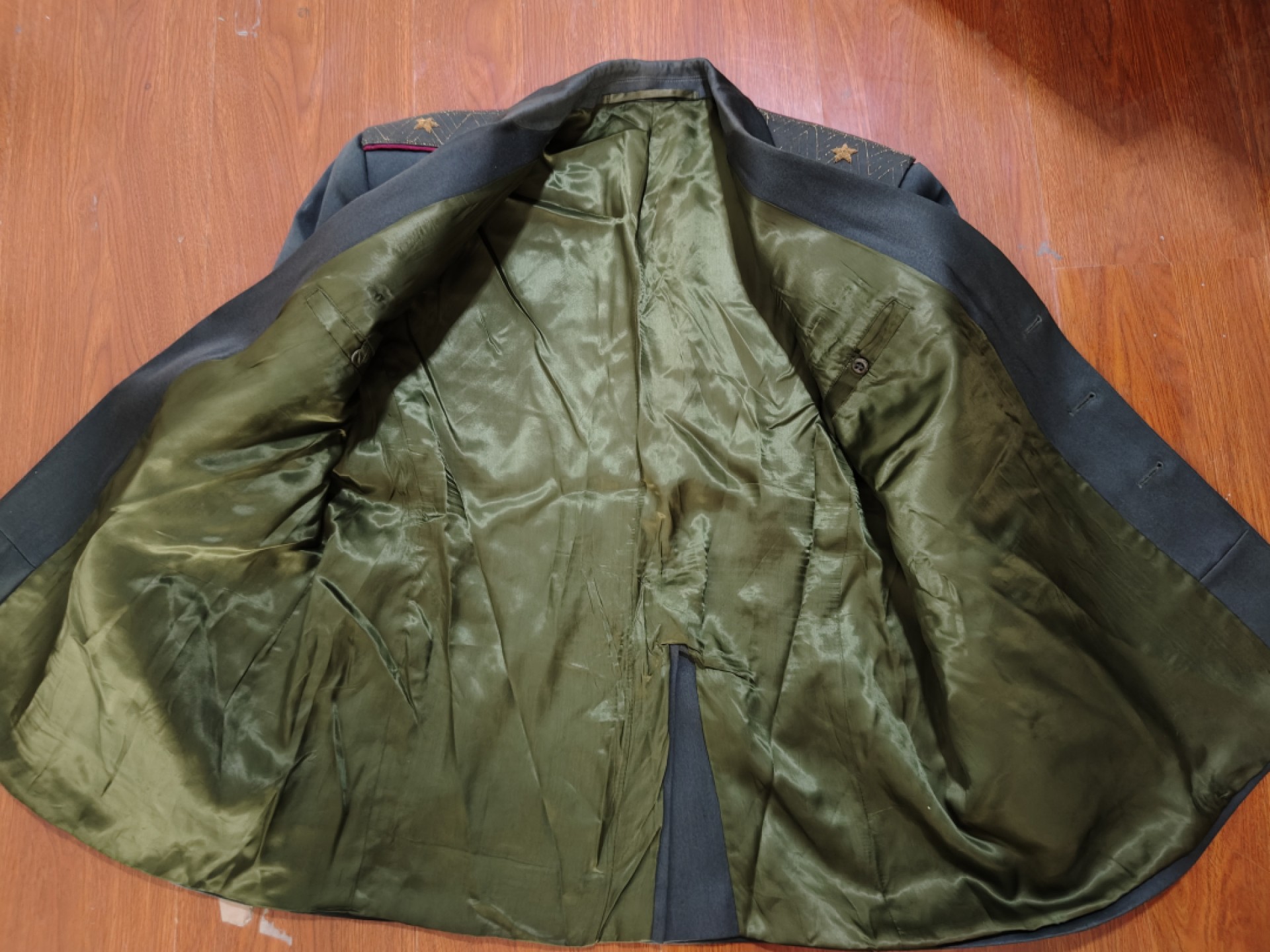 全场0元起拍 第59期 咸鱼国勋章拍卖专场 5月28日（周日）下午6：00开始 乌克兰95条例早期将官常服 胸围123 肩宽54 衣长81 袖长64