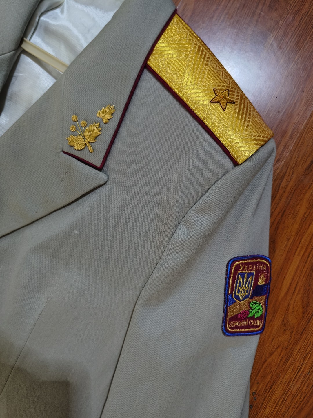 全场0元起拍 第59期 咸鱼国勋章拍卖专场 5月28日（周日）下午6：00开始 乌克兰95条例灰白将官礼服 另有配套大檐帽出售 胸围124 肩宽54 衣长90 袖长70 腰围112裤长116