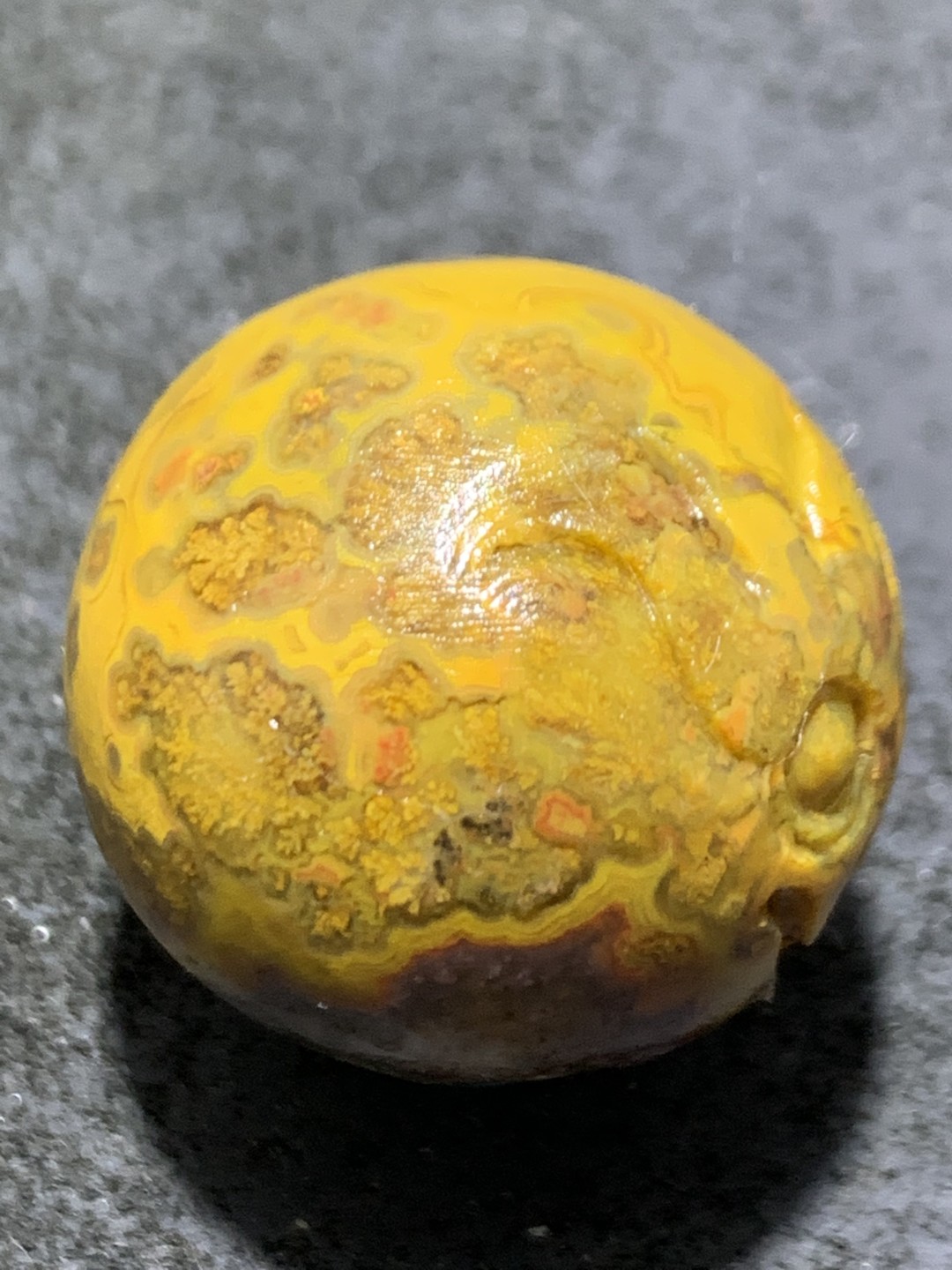 精美草花纹战国红玛瑙亚光雕刻呆萌兽首圆珠一颗！