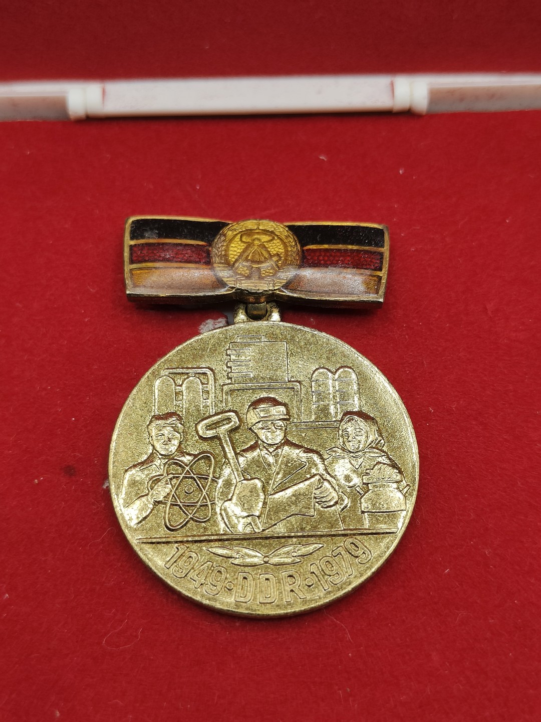 全场0元起拍 第59期 咸鱼国勋章拍卖专场 5月28日（周日）下午6：00开始 东德建国30年奖章