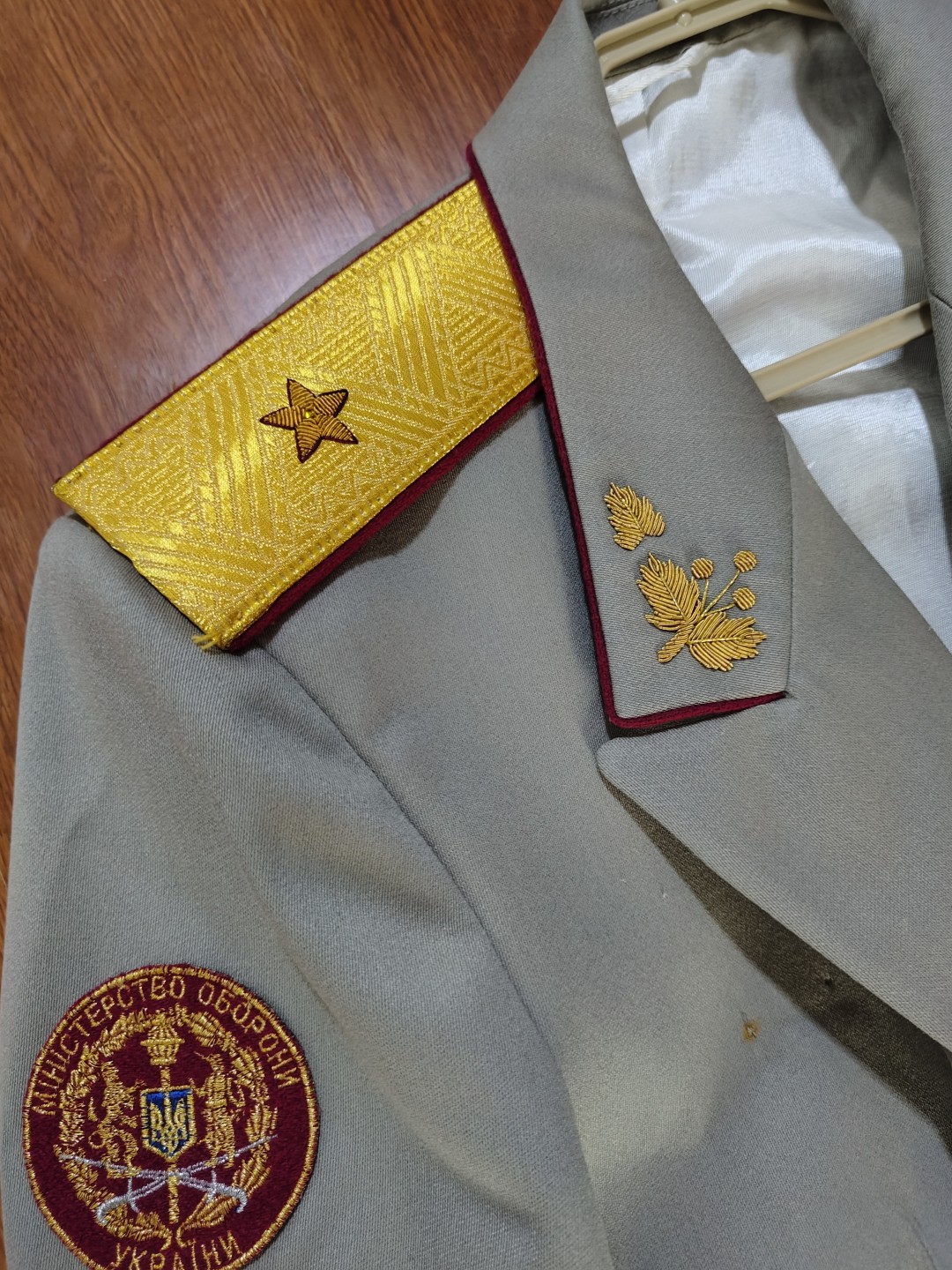 全场0元起拍 第59期 咸鱼国勋章拍卖专场 5月28日（周日）下午6：00开始 乌克兰95条例灰白将官礼服 另有配套大檐帽出售 胸围124 肩宽54 衣长90 袖长70 腰围112裤长116