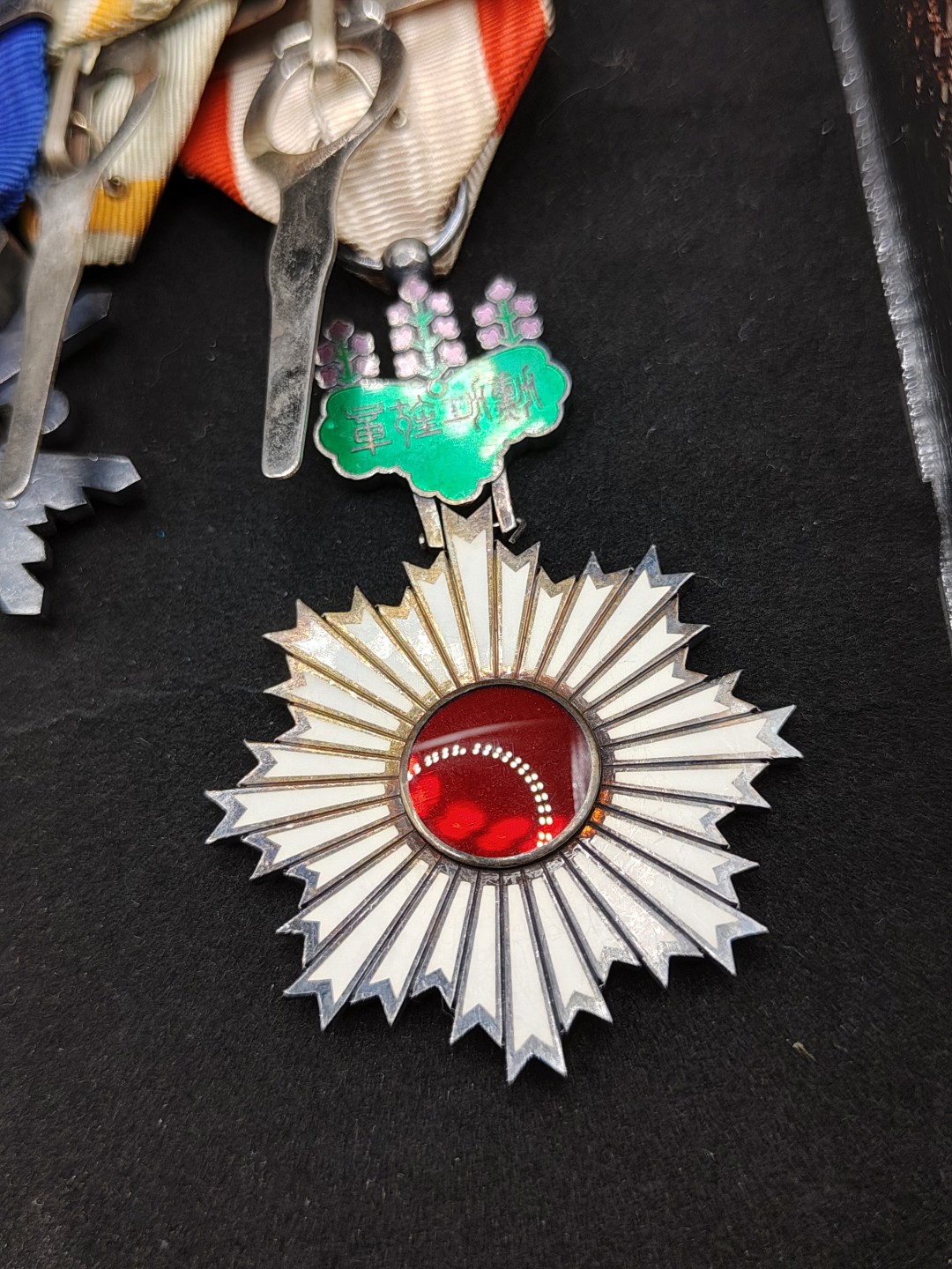 全场0元起拍 第59期 咸鱼国勋章拍卖专场 5月28日（周日）下午6：00开始 日本勋章八连挂