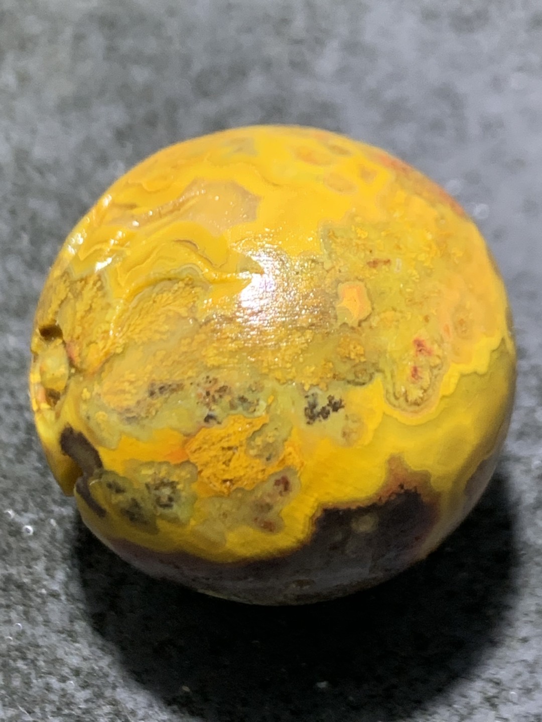 精美草花纹战国红玛瑙亚光雕刻呆萌兽首圆珠一颗！