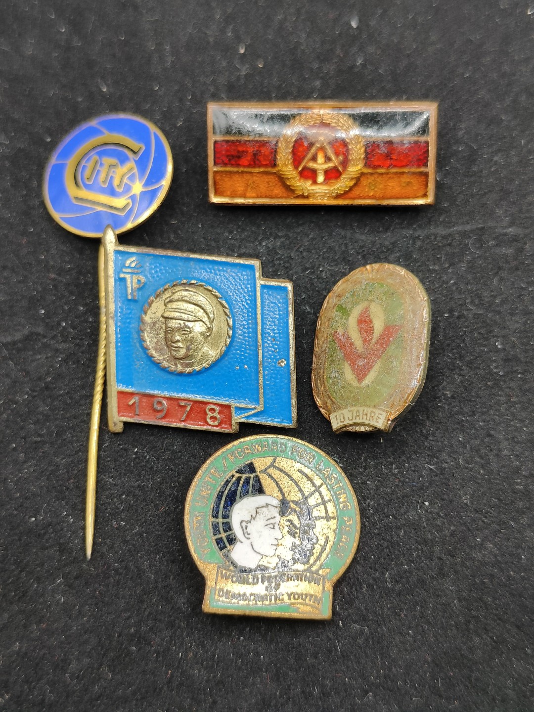 全场0元起拍 第59期 咸鱼国勋章拍卖专场 5月28日（周日）下午6：00开始 东德徽章一组