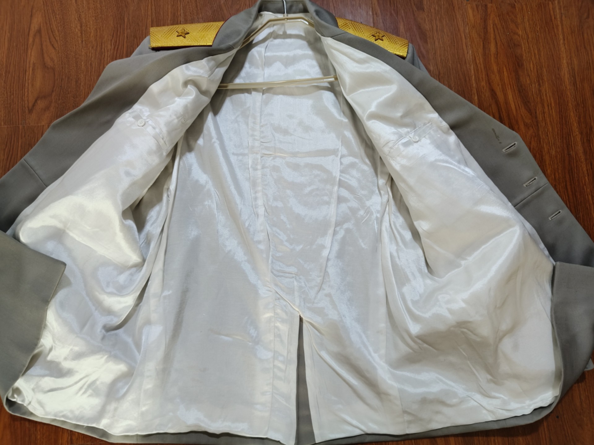 全场0元起拍 第59期 咸鱼国勋章拍卖专场 5月28日（周日）下午6：00开始 乌克兰95条例灰白将官礼服 另有配套大檐帽出售 胸围124 肩宽54 衣长90 袖长70 腰围112裤长116