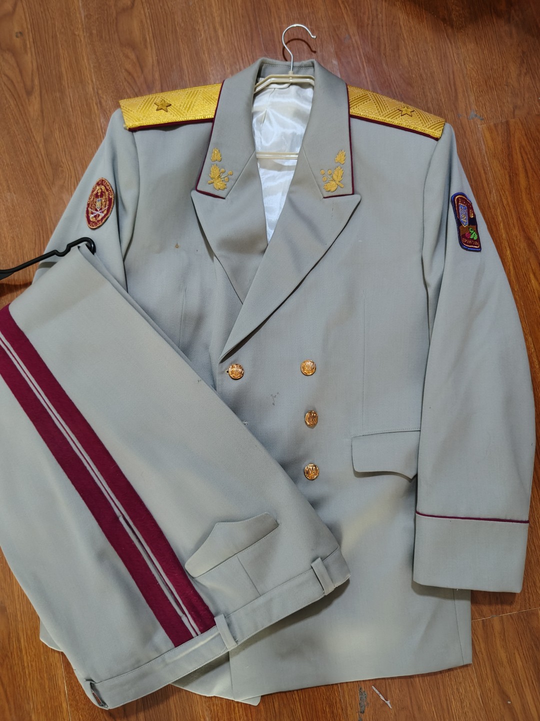 全场0元起拍 第59期 咸鱼国勋章拍卖专场 5月28日（周日）下午6：00开始 乌克兰95条例灰白将官礼服 另有配套大檐帽出售 胸围124 肩宽54 衣长90 袖长70 腰围112裤长116