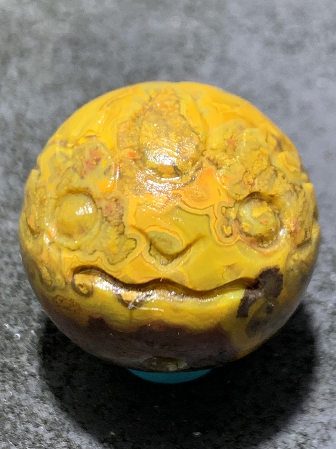 精美草花纹战国红玛瑙亚光雕刻呆萌兽首圆珠一颗！
