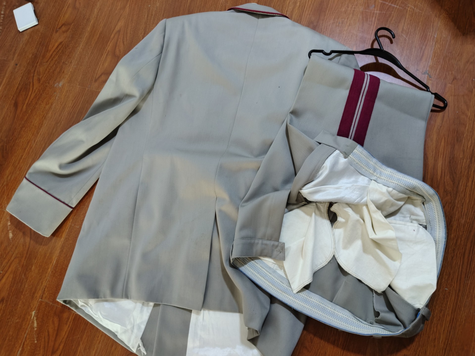 全场0元起拍 第59期 咸鱼国勋章拍卖专场 5月28日（周日）下午6：00开始 乌克兰95条例灰白将官礼服 另有配套大檐帽出售 胸围124 肩宽54 衣长90 袖长70 腰围112裤长116