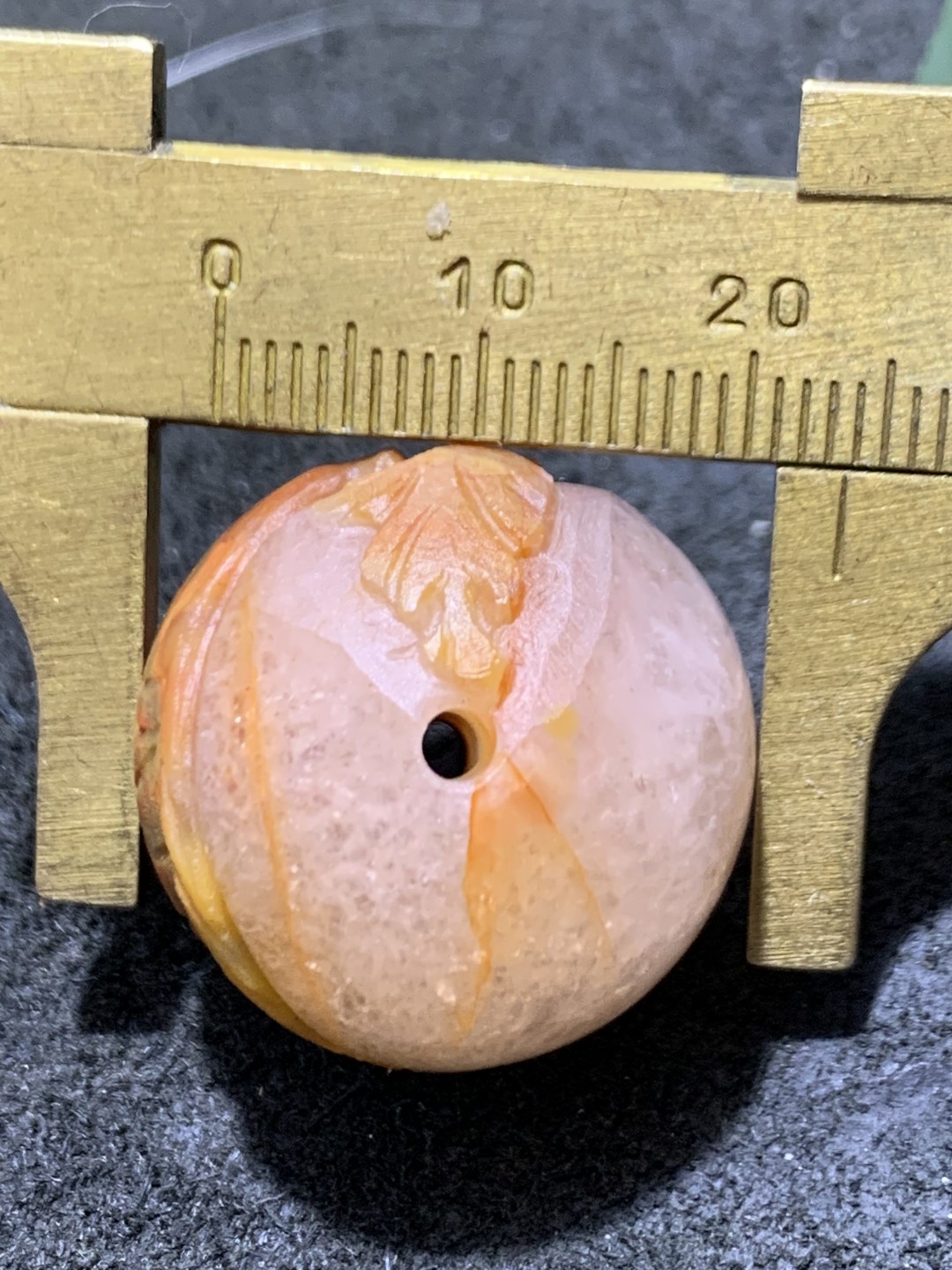 精美冰飘亚光战国红玛瑙手工俏色巧雕鲤鱼珠一个，寓意，富贵有鱼，