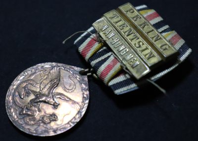精品世界钱币勋章拍卖第4期 - 1900德国庚子龙鹰勋章，带原始三勋条，非常稀少。分别是北京，天津，南红门。
