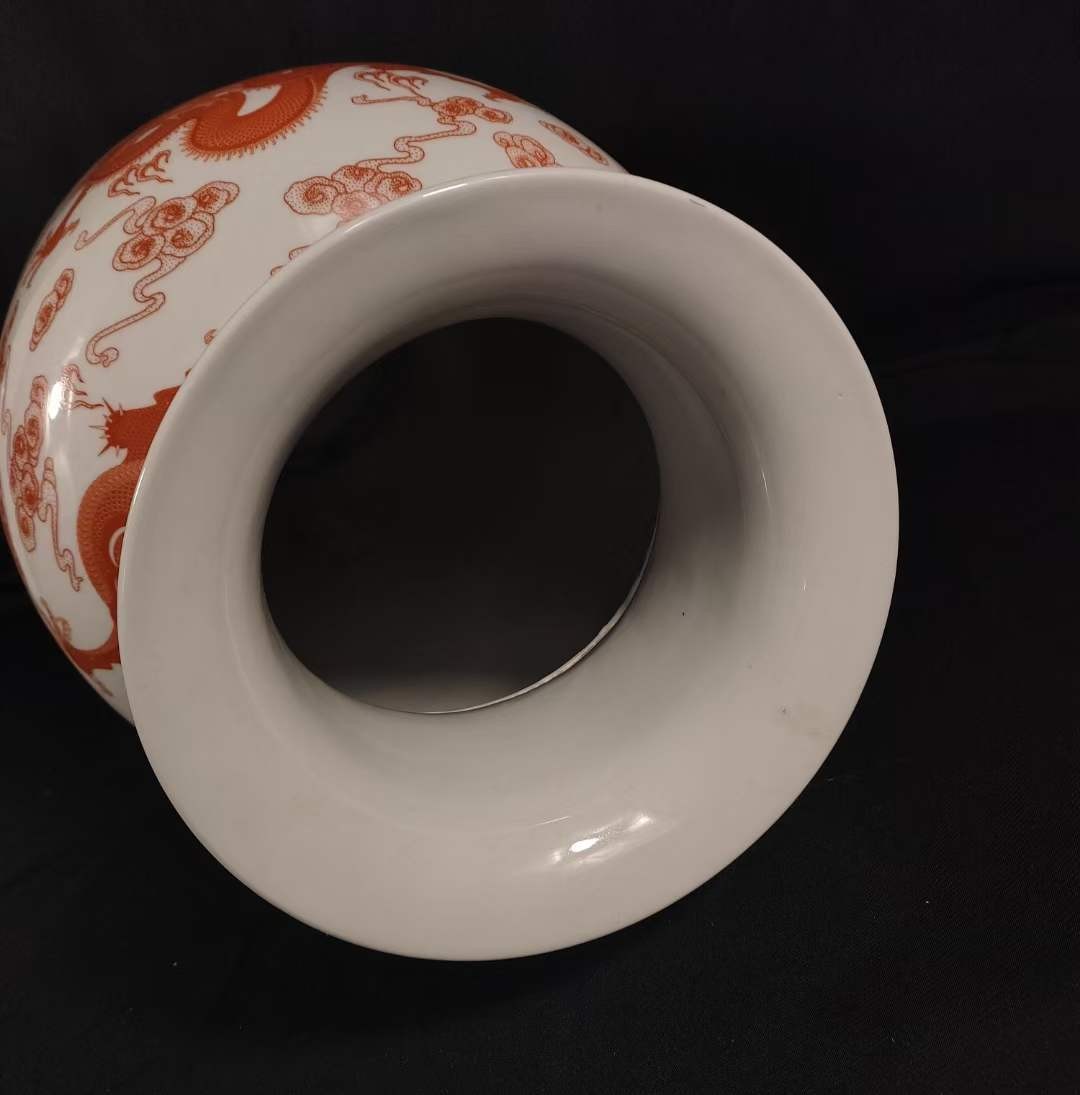 大清乾隆年制，霁红釉九龙戏珠大花瓶一个