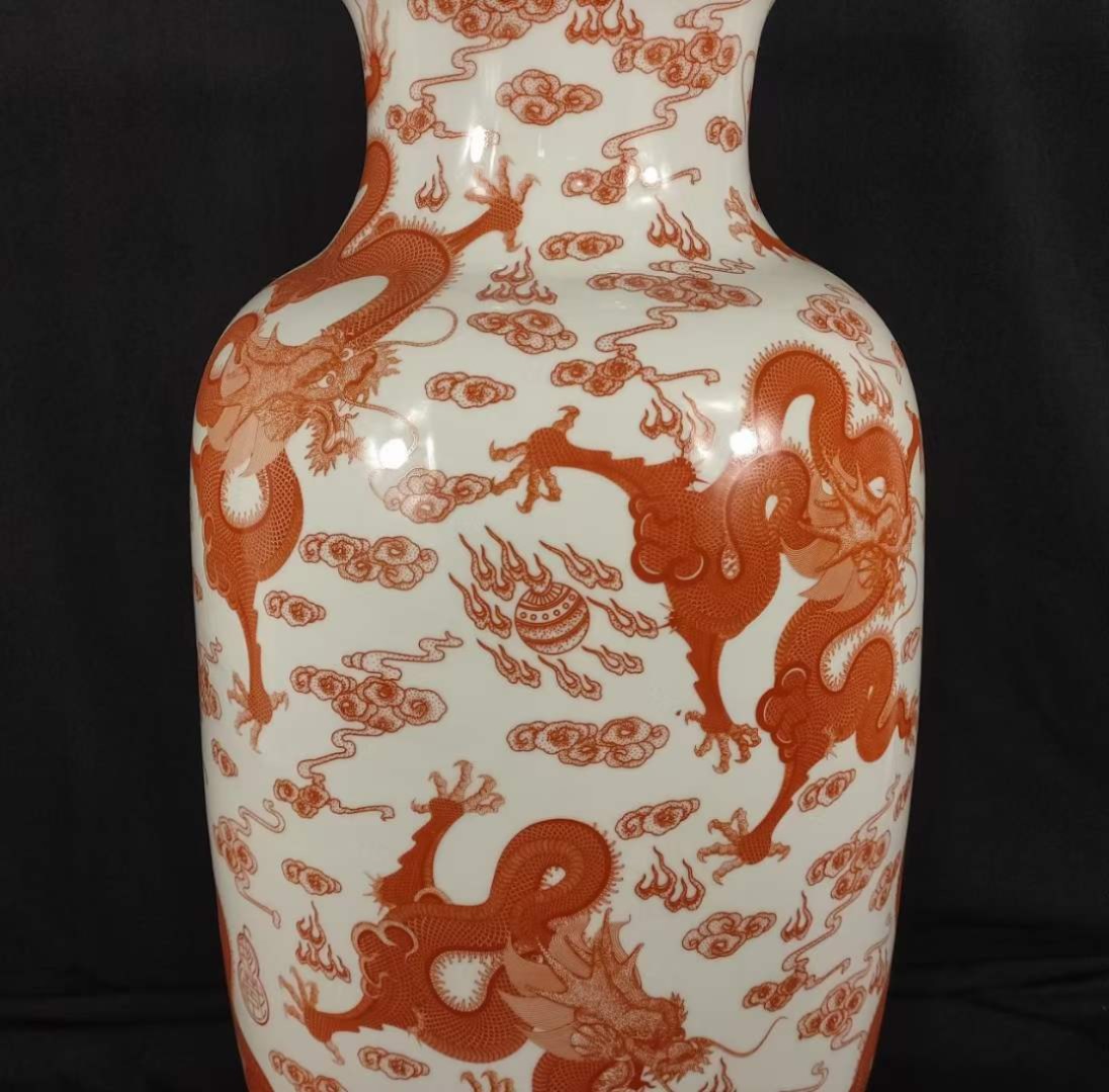 大清乾隆年制，霁红釉九龙戏珠大花瓶一个