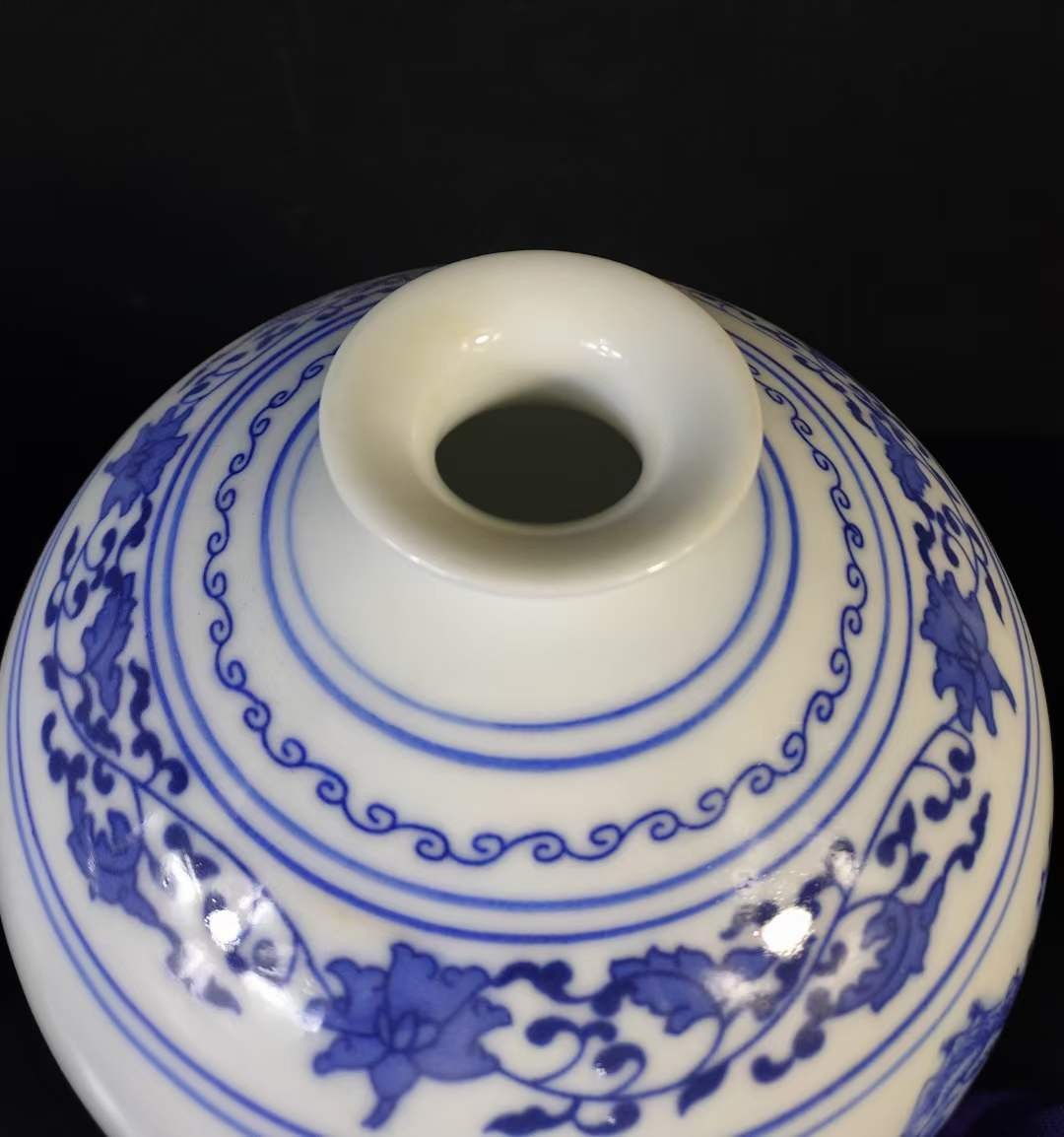 大清乾隆年制，青花山水薄胎梅瓶一对