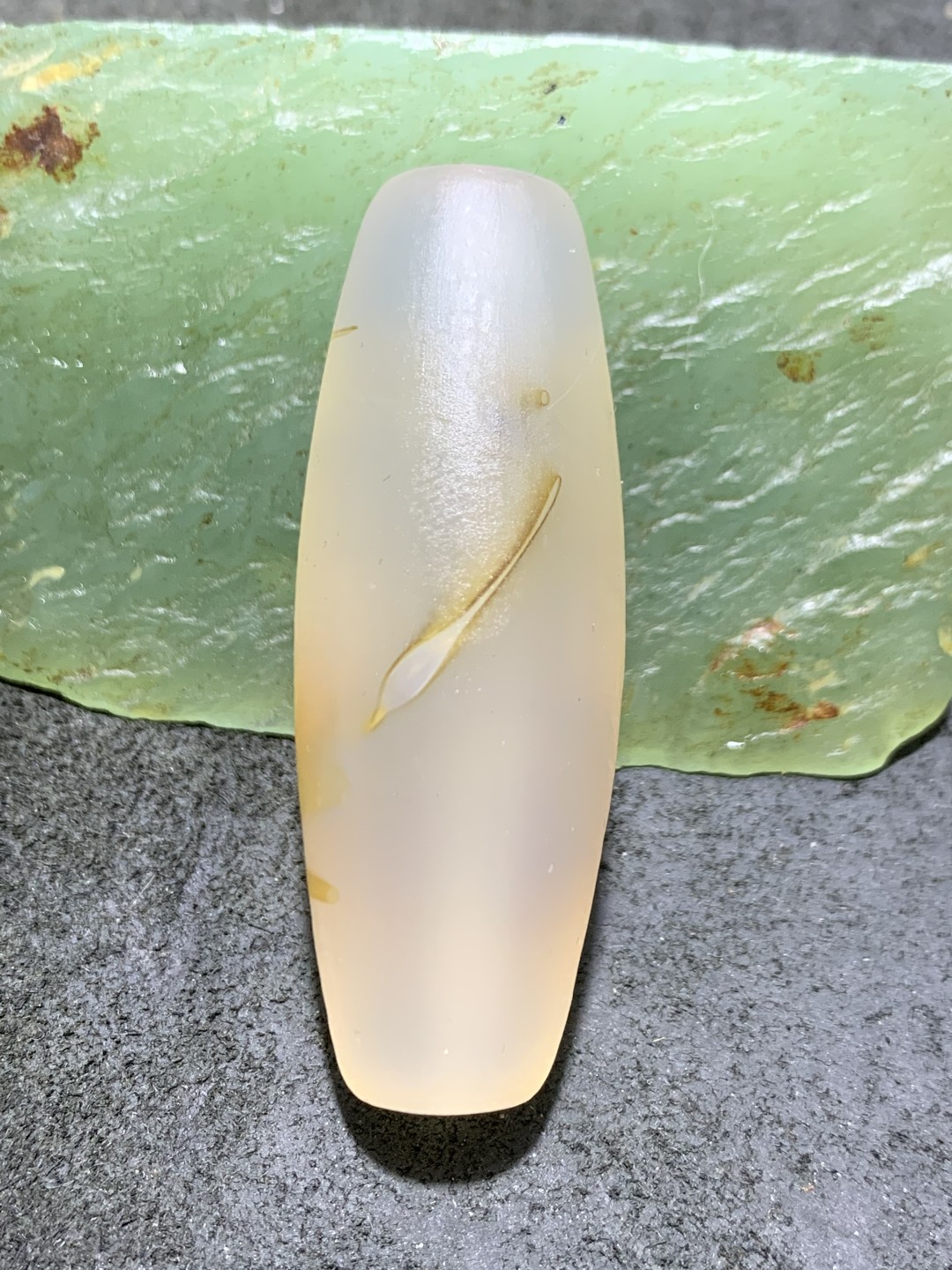 精美亚光高玉化海洋玉髓手工俏色巧雕兔飞猛进大桶珠一个！