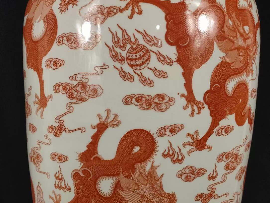 大清乾隆年制，霁红釉九龙戏珠大花瓶一个