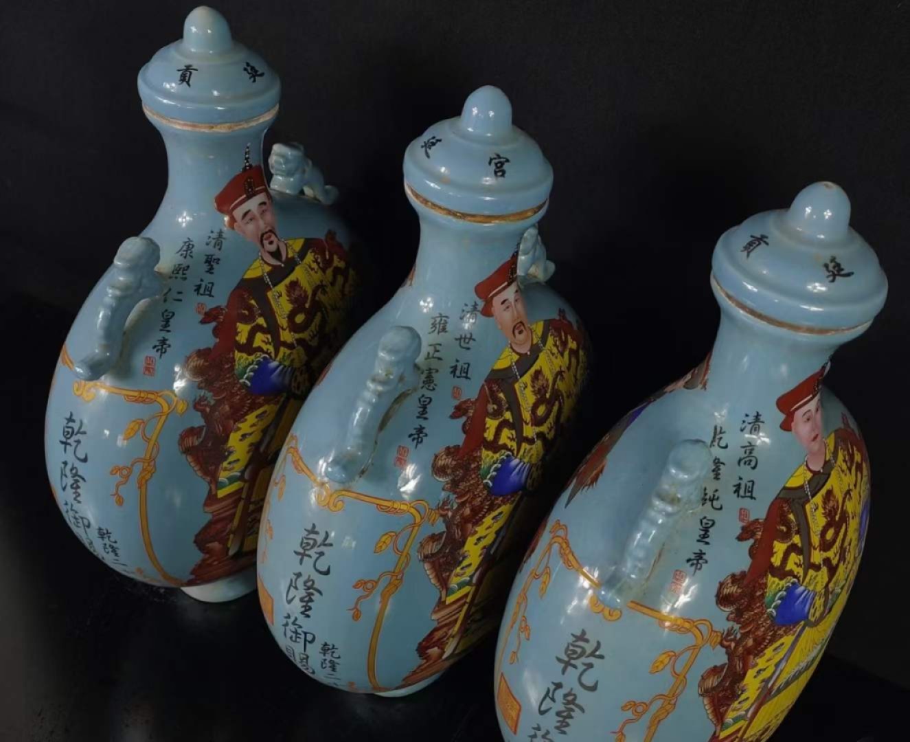 大清国乾隆皇帝万寿节御赐，贡酒恩施百官福泽万民！臣唐英奉旨督办！康熙，雍正，乾隆皇帝双耳花瓶式贡酒！一瓶酒重11.6斤！ 大清国乾隆皇帝万寿节御赐，贡酒恩施百官福泽万民！臣唐英奉旨督办！康熙，雍正，乾隆皇帝双耳花瓶式贡酒！一瓶酒重11.6斤！